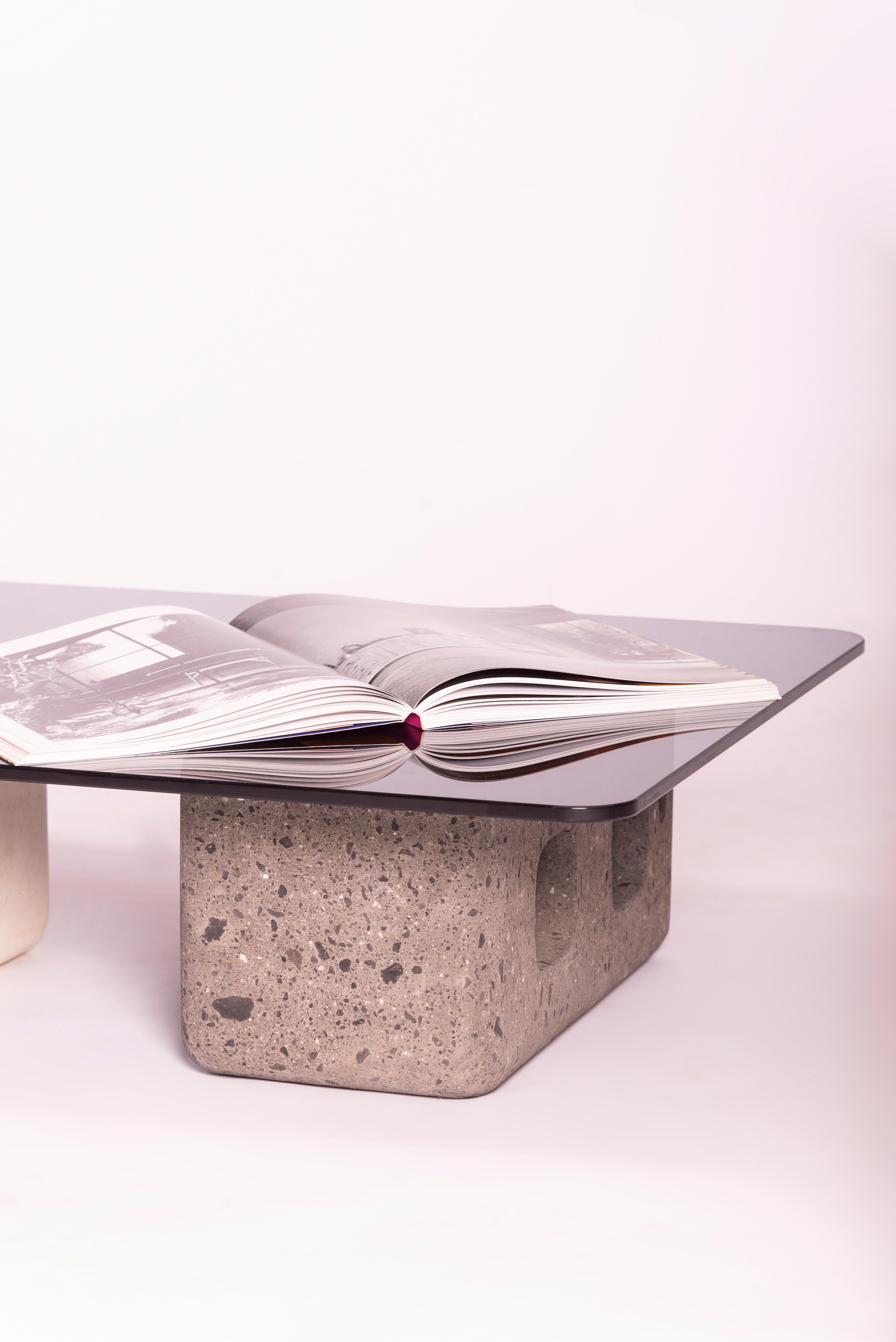 Der Blocks Couchtisch wurde durch den Baukontext in Mexiko inspiriert, eine Neuinterpretation eines authentischen Multitasking-Tisches der mexikanischen Arbeiter: gegossene Blöcke und eine Platte aus mehreren Materialien. Diese Stücke werden von