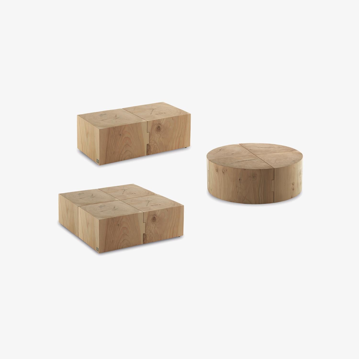 Dieser Couchtisch ist vielseitig einsetzbar und lässt sich nahtlos in Innen- und Außenbereiche integrieren.  Seine quadratische Form und seine kompakte Größe machen ihn ideal für verschiedene Umgebungen.  Der Tisch ist aus massivem, duftendem