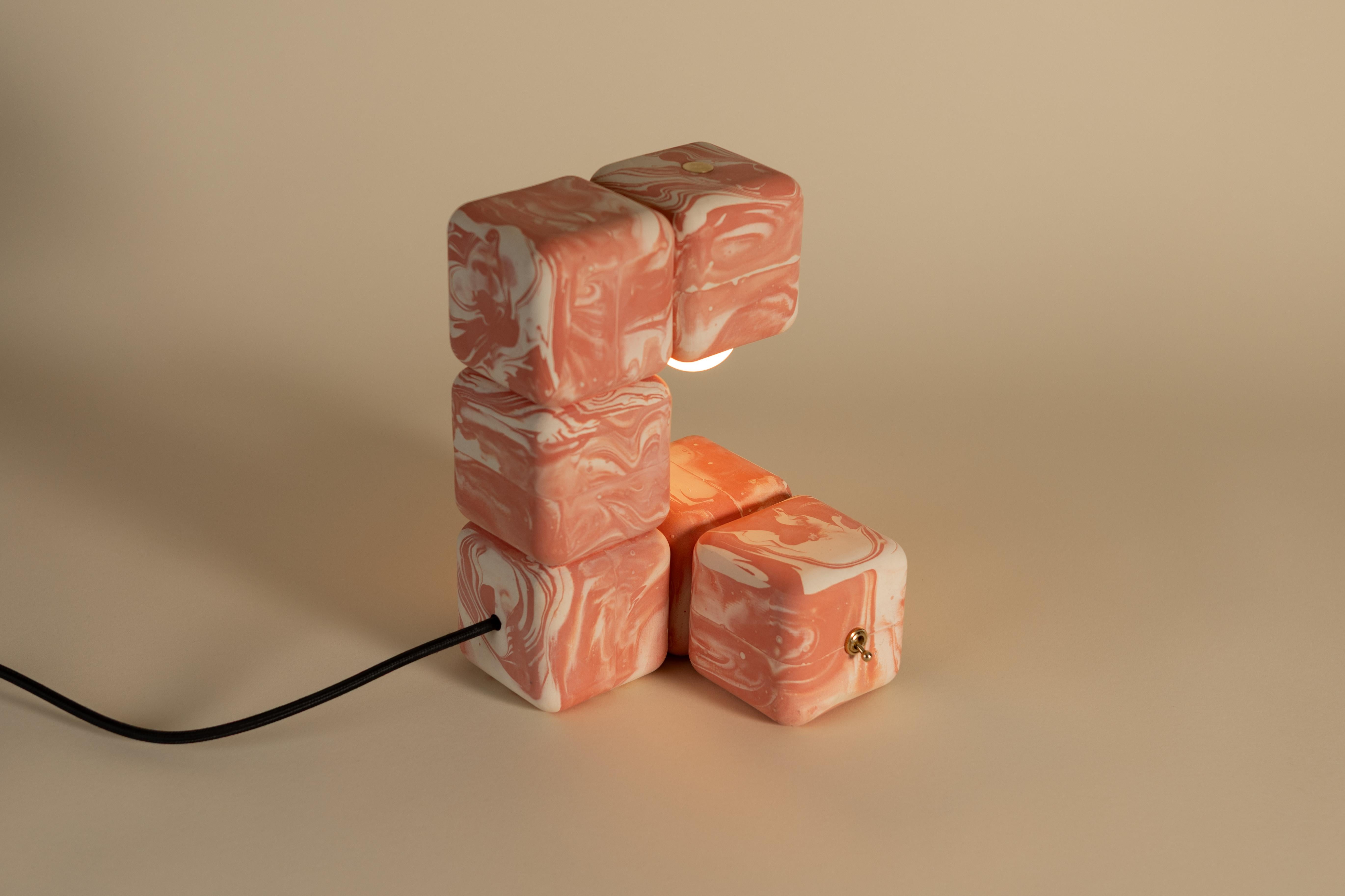 Blocky la Lámpara de Sobremesa - Acabado Slip Jaspeado Rosa Norteamericano en venta