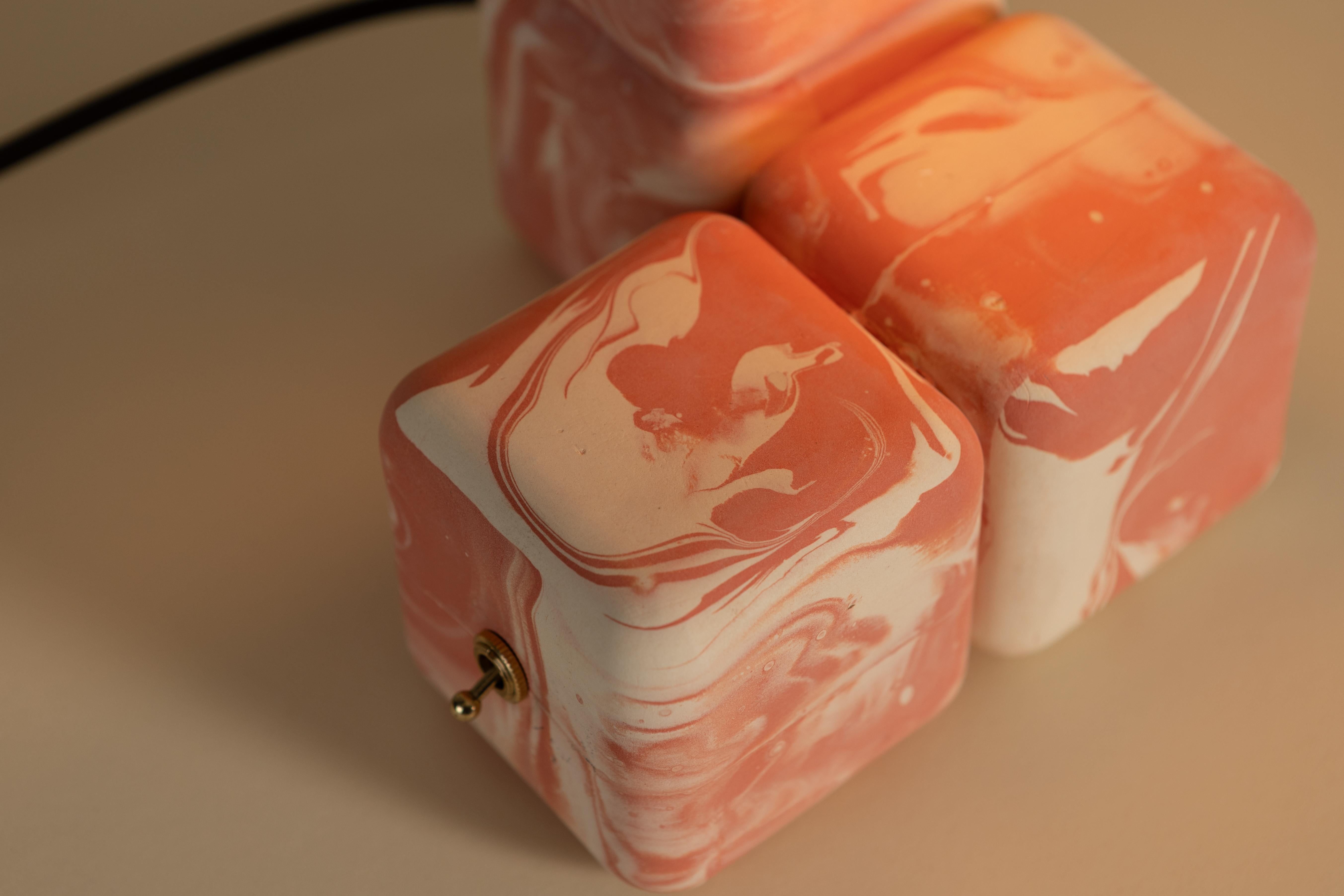 Blocky la Lámpara de Sobremesa - Acabado Slip Jaspeado Rosa en Nuevo estado para la venta en Saint Louis, MO