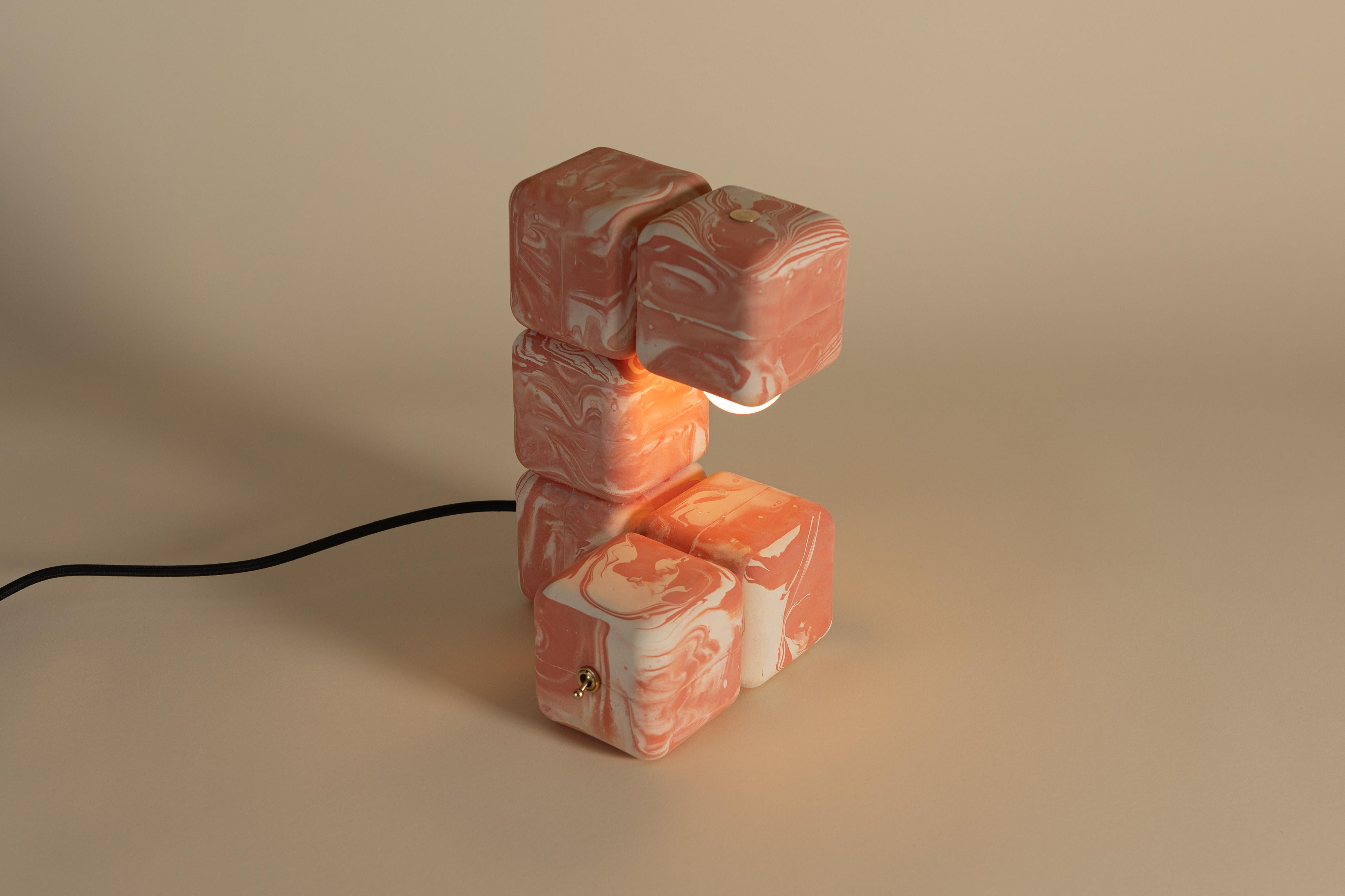 Blocky la Lámpara de Sobremesa - Acabado Slip Jaspeado Rosa Siglo XXI y contemporáneo en venta