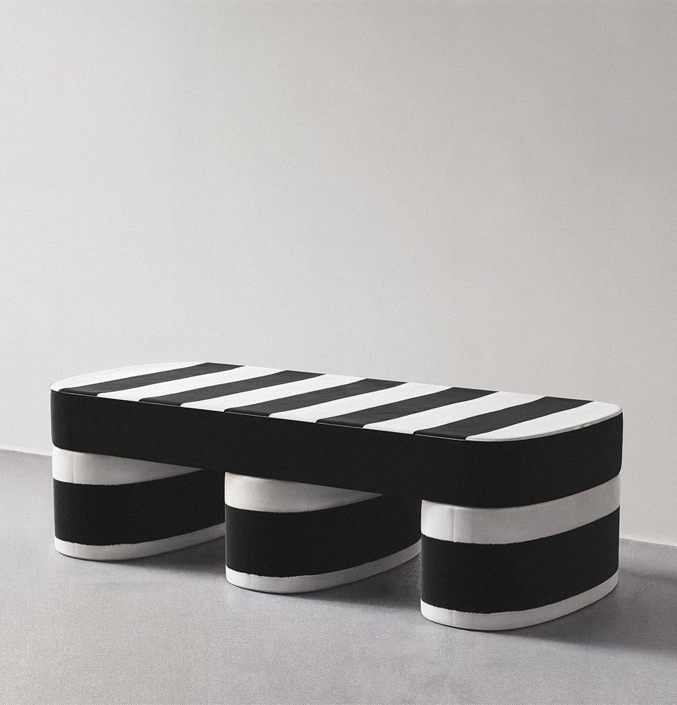 Con la sua massa orizzontale e la sua struttura a tre gambe, il pezzo Blok stabilisce un senso di equilibrio all'interno dello spazio. Le sue proporzioni scultoree e le linee pulite le conferiscono una tranquilla presenza architettonica, conferendo