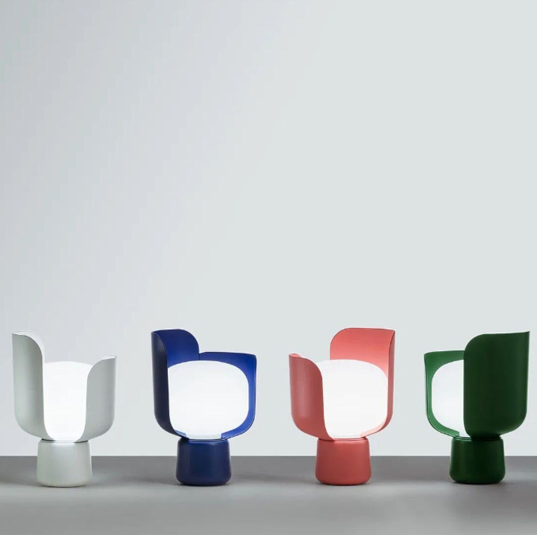 Blom – Medium Tischlampe – Blau – Fontana Arte von Andreas Engesvik (Italienisch) im Angebot