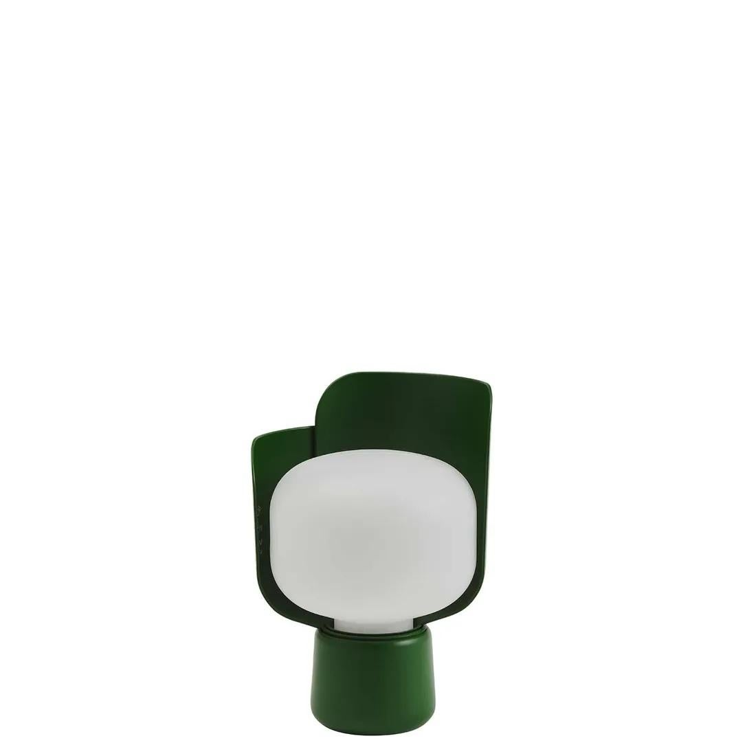 Lampe de table à lumière diffuse réglable en déplaçant les pétales. Cadre en aluminium peint avec pétales en polycarbonate. Diffuseur en polyéthylène blanc laiteux et opalin. Câble d'alimentation, prise et interrupteur transparents. Prise bipolaire