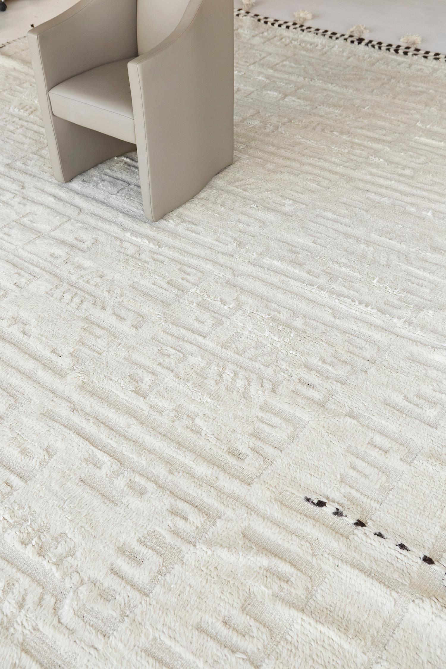 Un tapis envoûtant qui présente une étonnante palette de couleurs naturelles et un éventail de merveilleux motifs symboliques. Le brun cèdre et l'ivoire jouent un rôle essentiel pour illuminer l'aspect majestueux général du tapis. Cette collection,