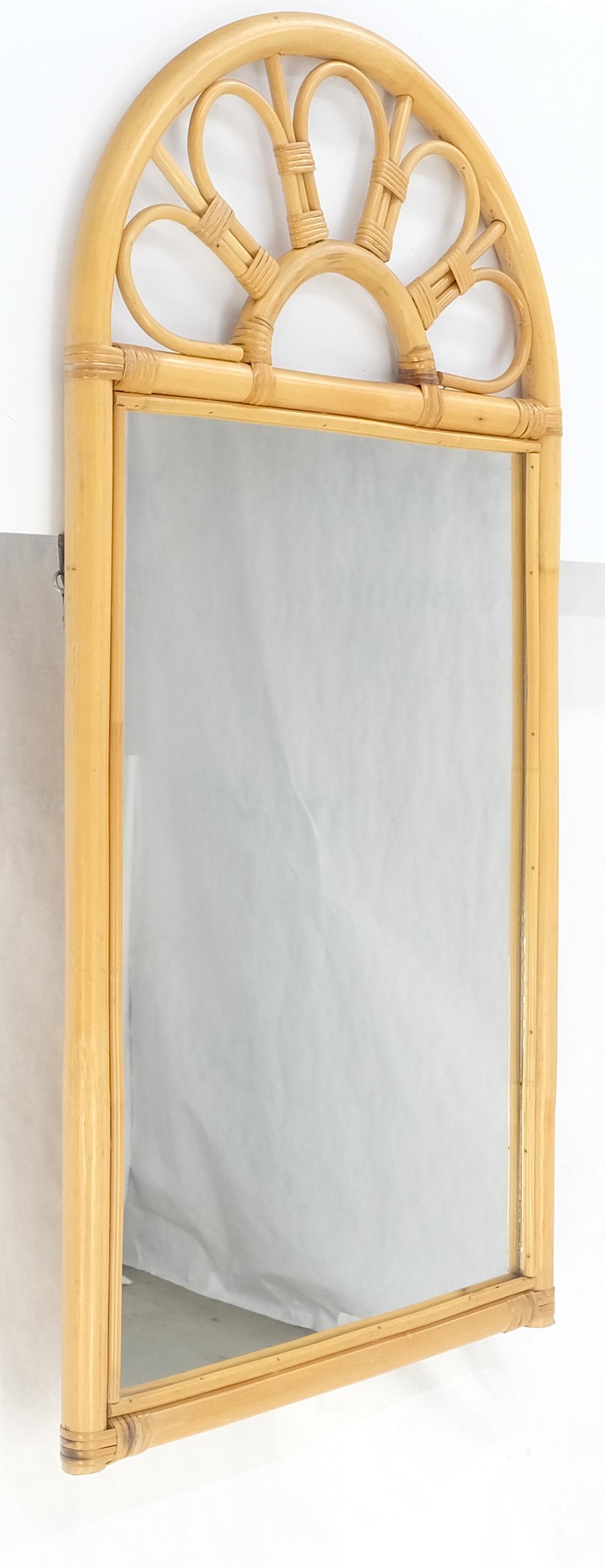 Specchio da parete in bambù biondo Ratan con forma a cupola del Medio Secolo Moderno MINT! in vendita 1