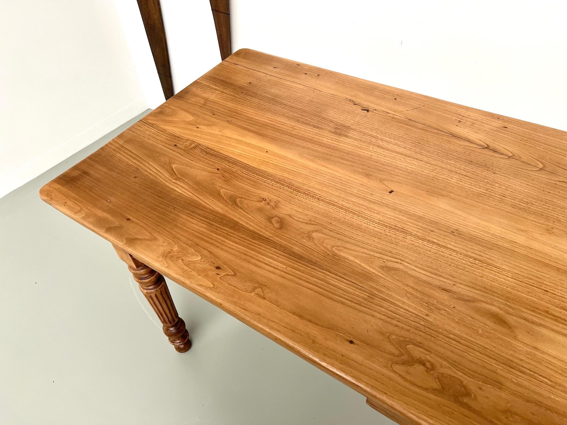Blond french walnut farmhouse table – circa 1900 For Sale 3