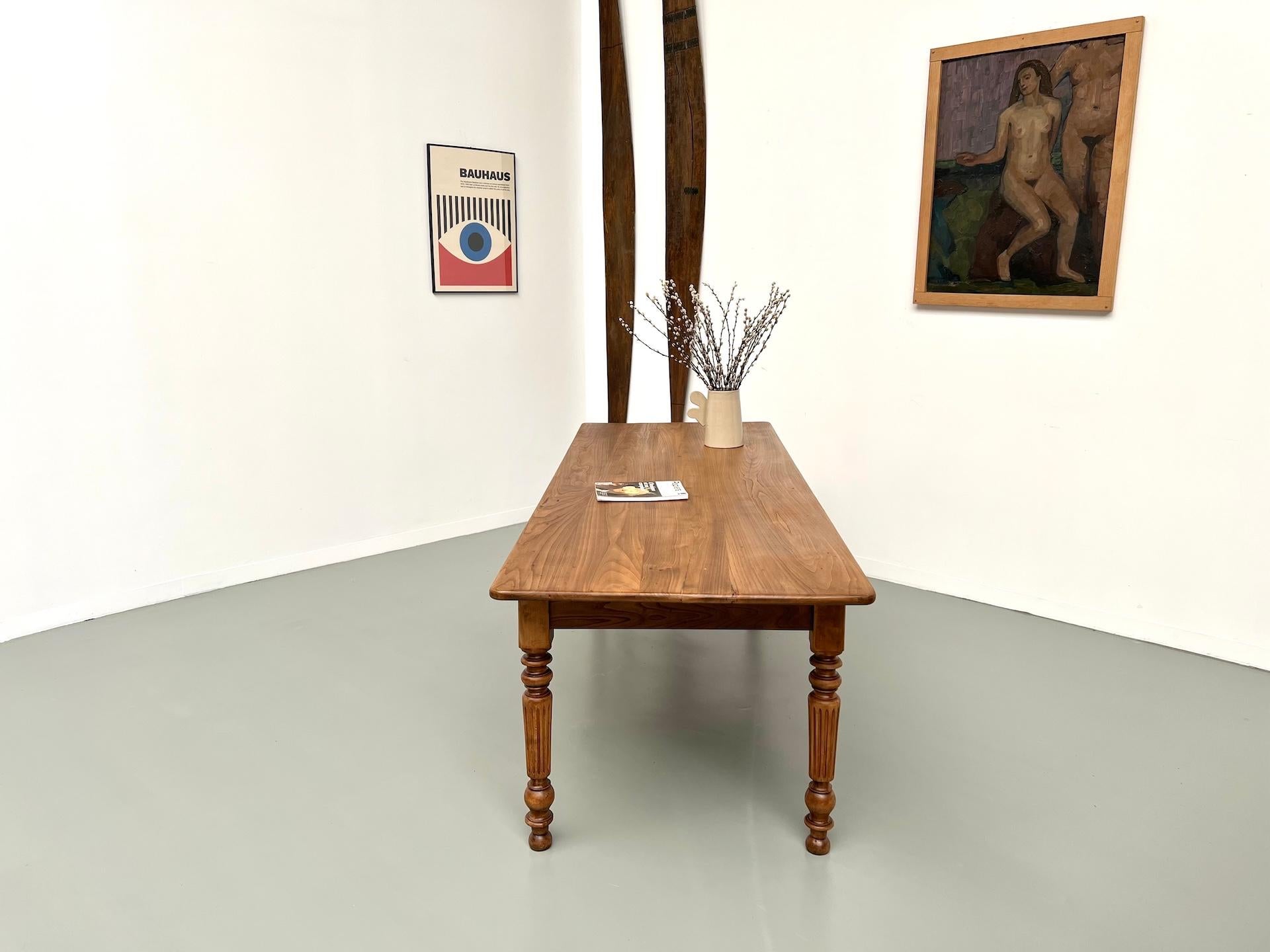 Blond french walnut farmhouse table – circa 1900 For Sale 9