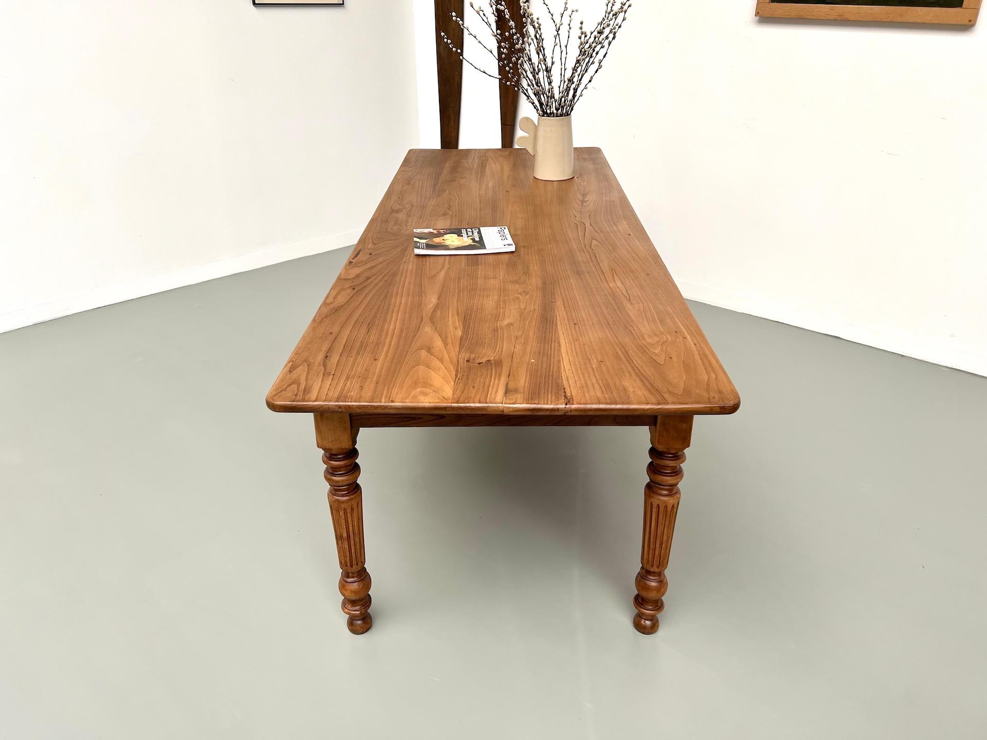 Blond french walnut farmhouse table – circa 1900 For Sale 10