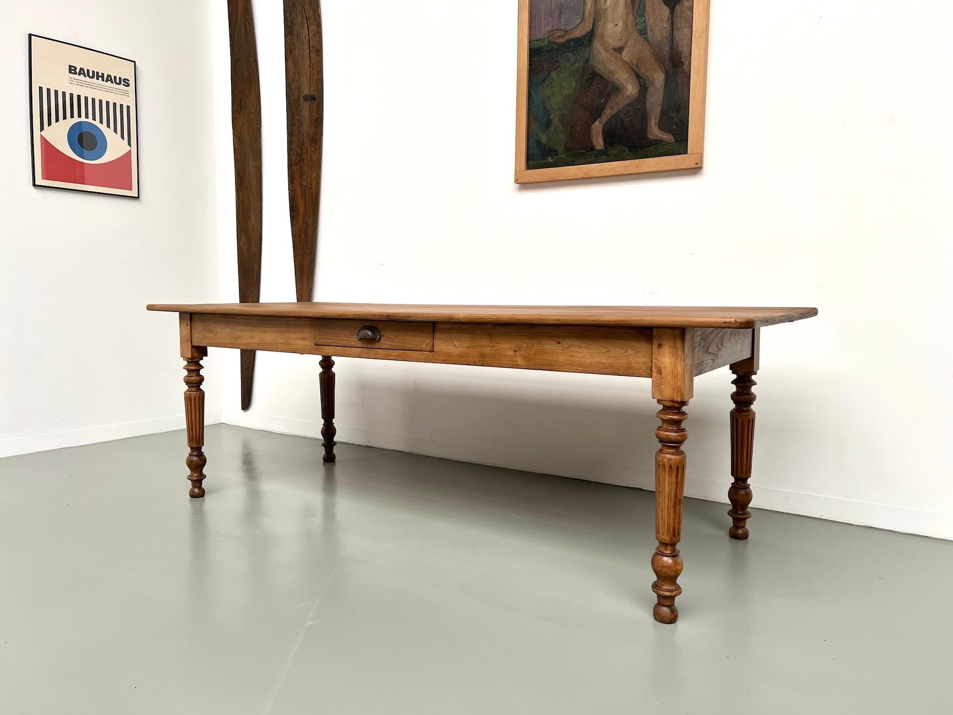 French Provincial Blond french walnut farmhouse table – circa 1900 For Sale