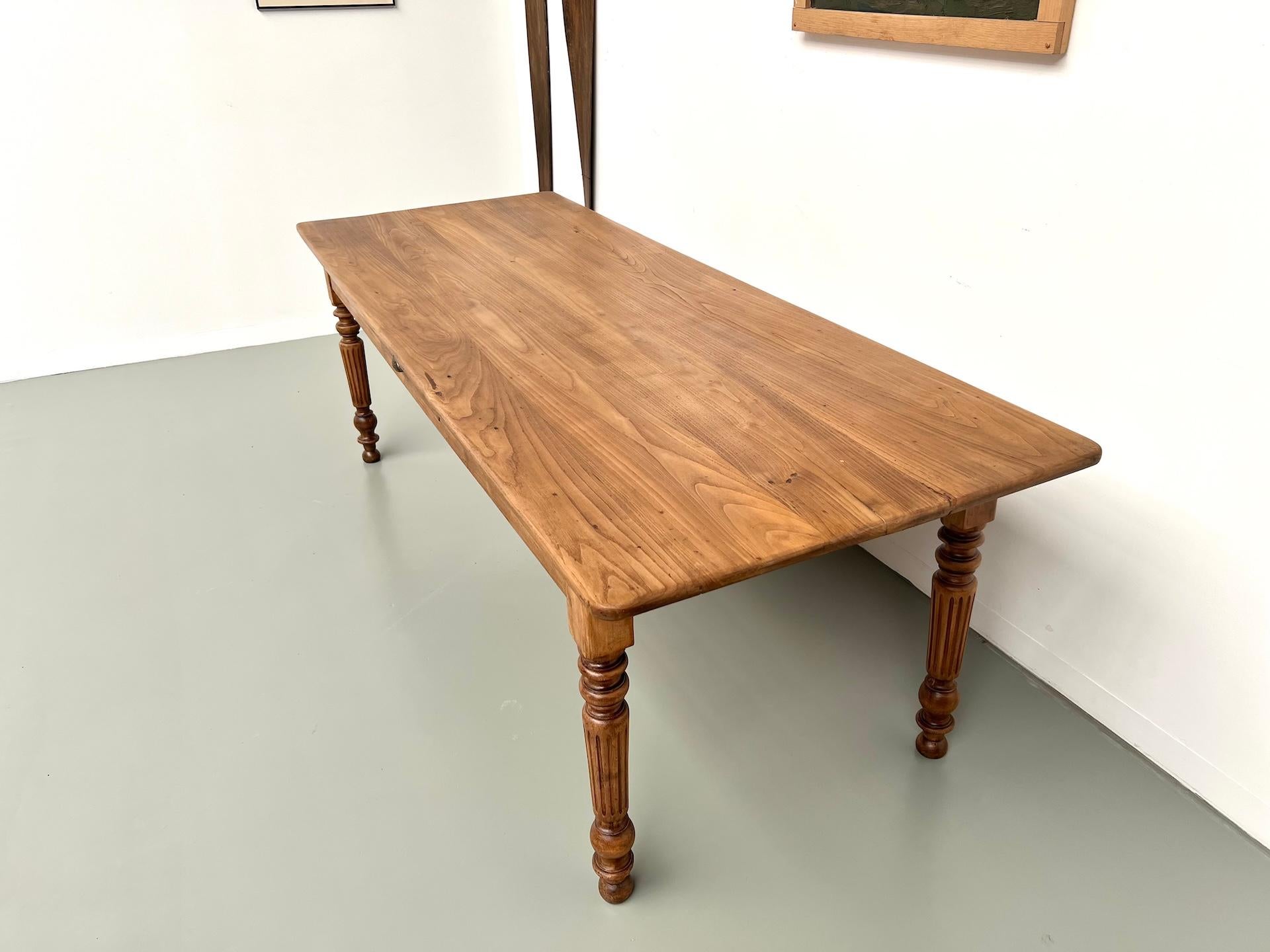 Blond french walnut farmhouse table – circa 1900 In Good Condition For Sale In LYON, FR
