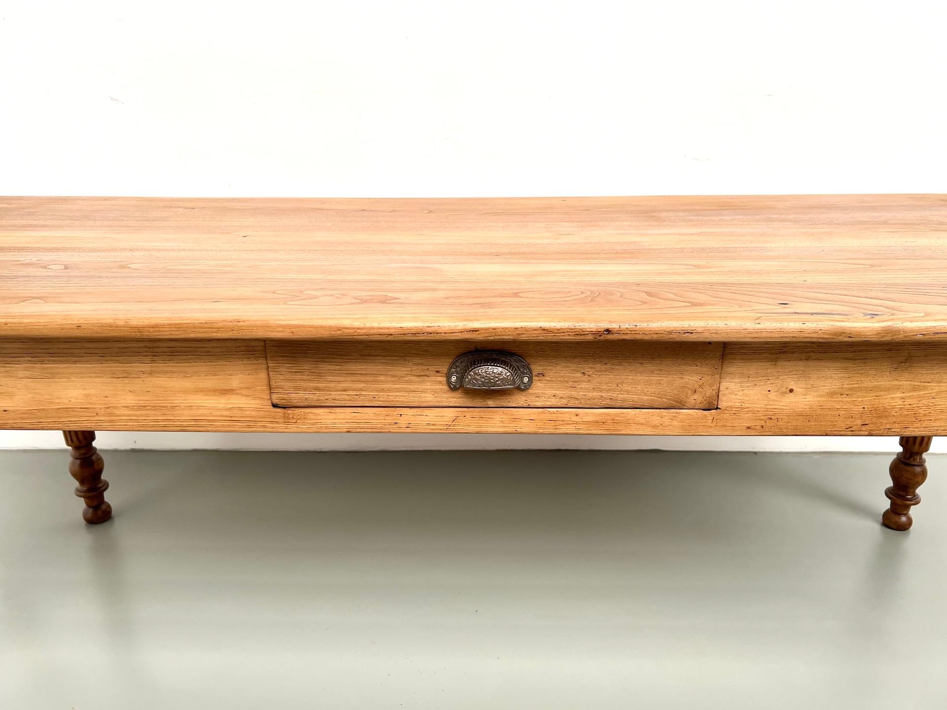 Blond french walnut farmhouse table – circa 1900 For Sale 1