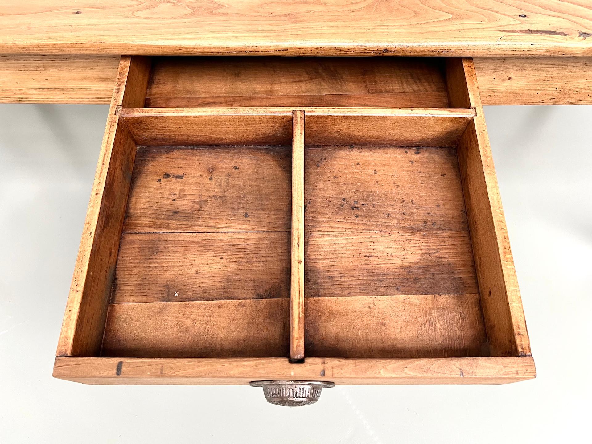 Blond french walnut farmhouse table – circa 1900 For Sale 2