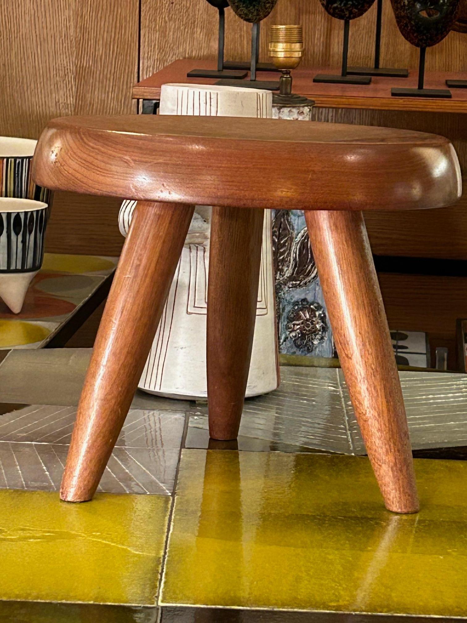 Blond mahogany stool by Charlotte Perriand In Good Condition For Sale In Paris, FR