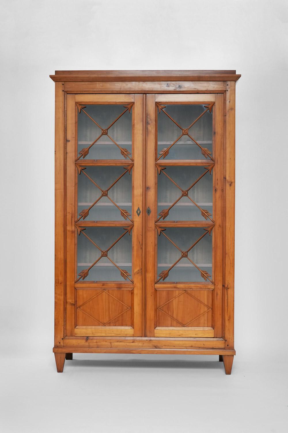Blond wood cabinet with two glass doors decorated with wooden arrows. England, late XIXth c.
