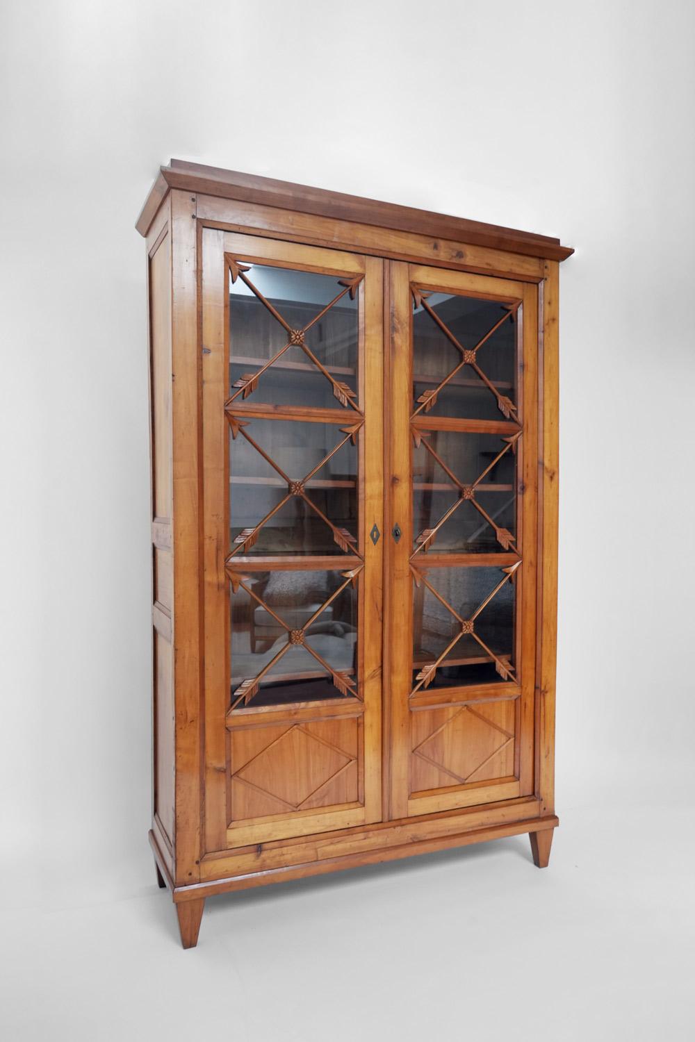 English  Blond wood cabinet with glass doors, 1970s. For Sale