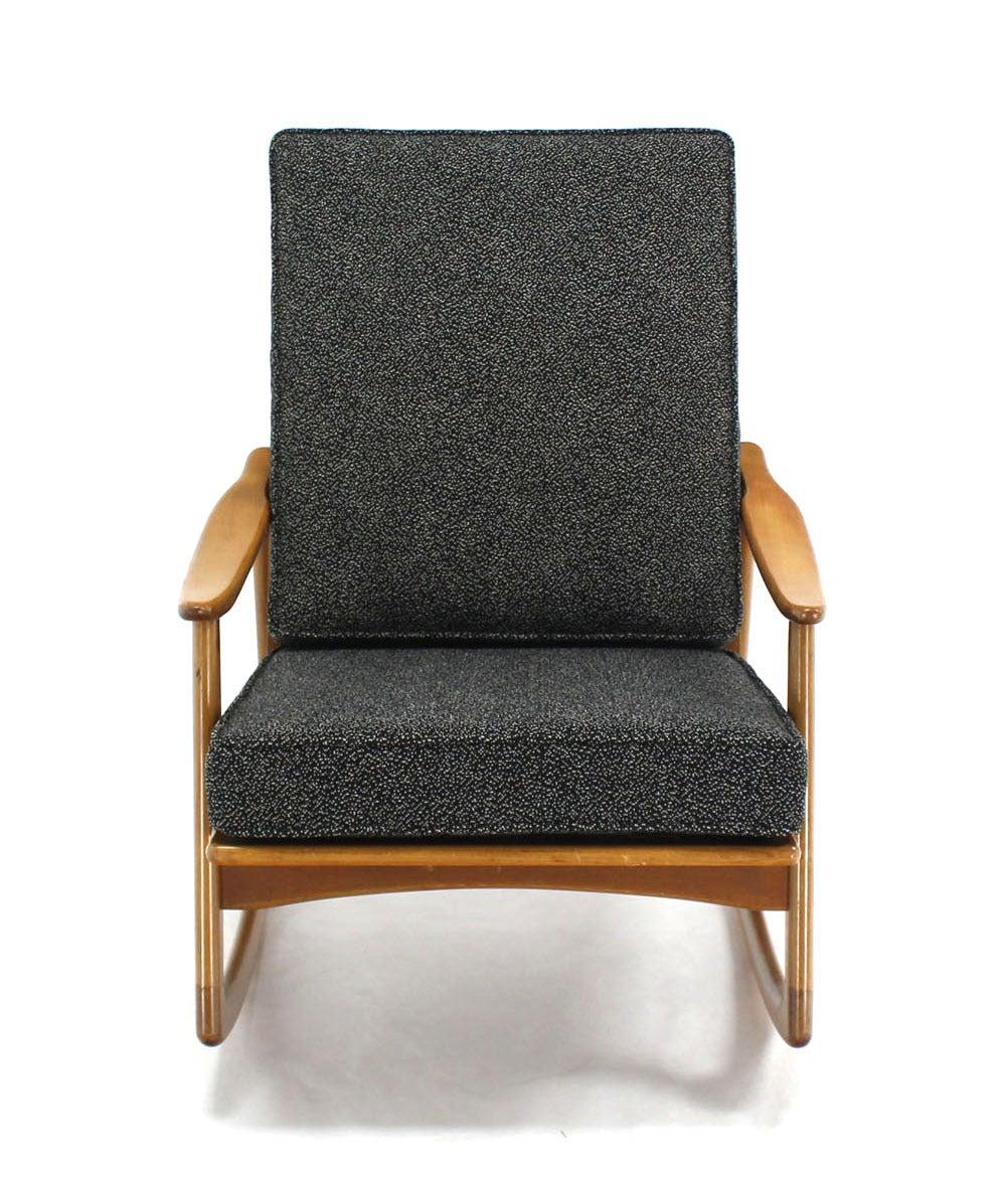 Blond Wood Danish Modern Slated Back Rocking Lounge Chair New Upholstery MINT (Moderne der Mitte des Jahrhunderts) im Angebot