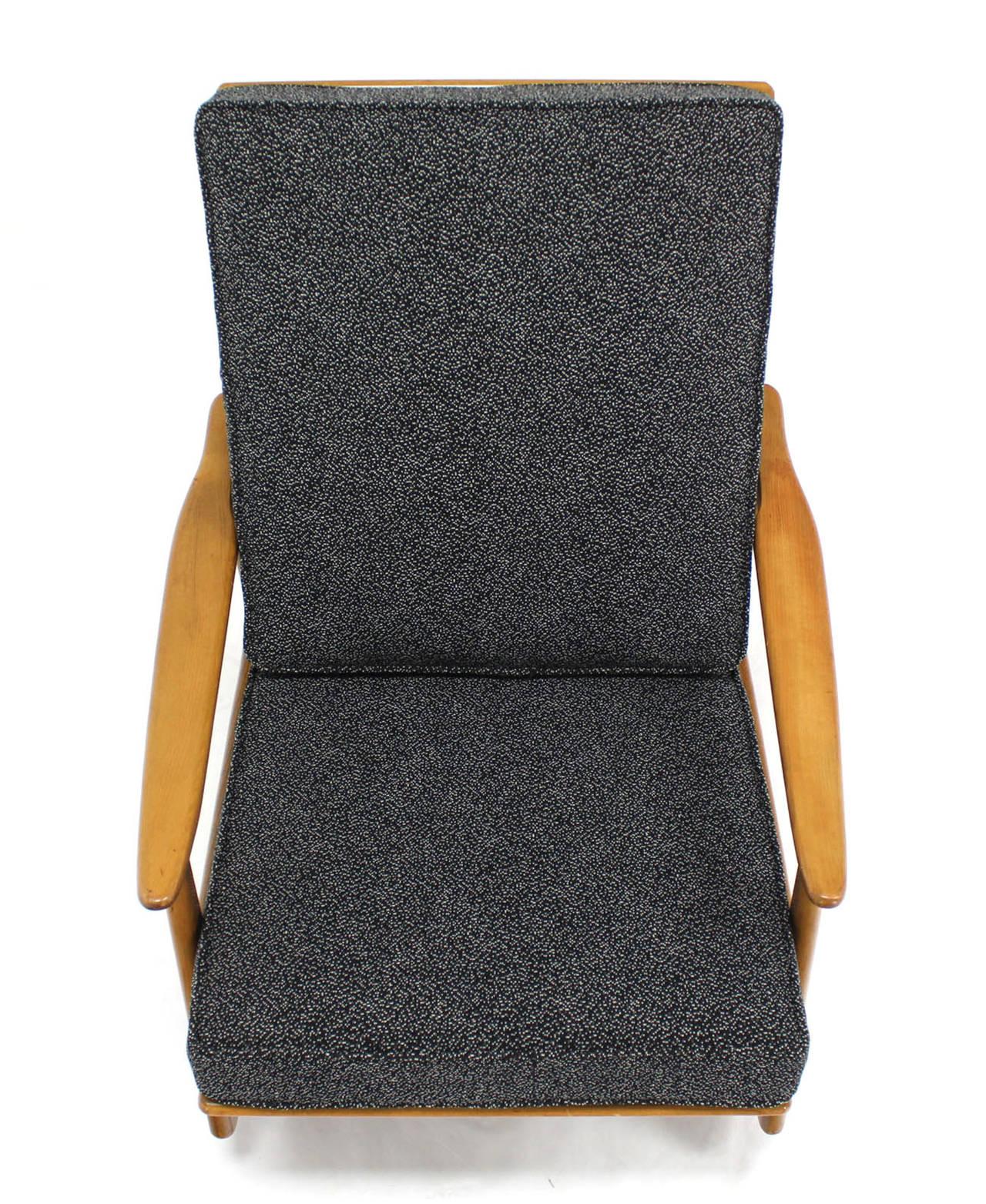 Laqué Chaise longue à bascule en bois blond Danish Modern Slated Back New Upholstery MINT en vente