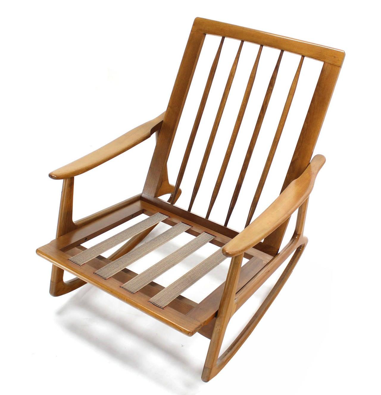 Chaise longue à bascule en bois blond Danish Modern Slated Back New Upholstery MINT Excellent état - En vente à Rockaway, NJ