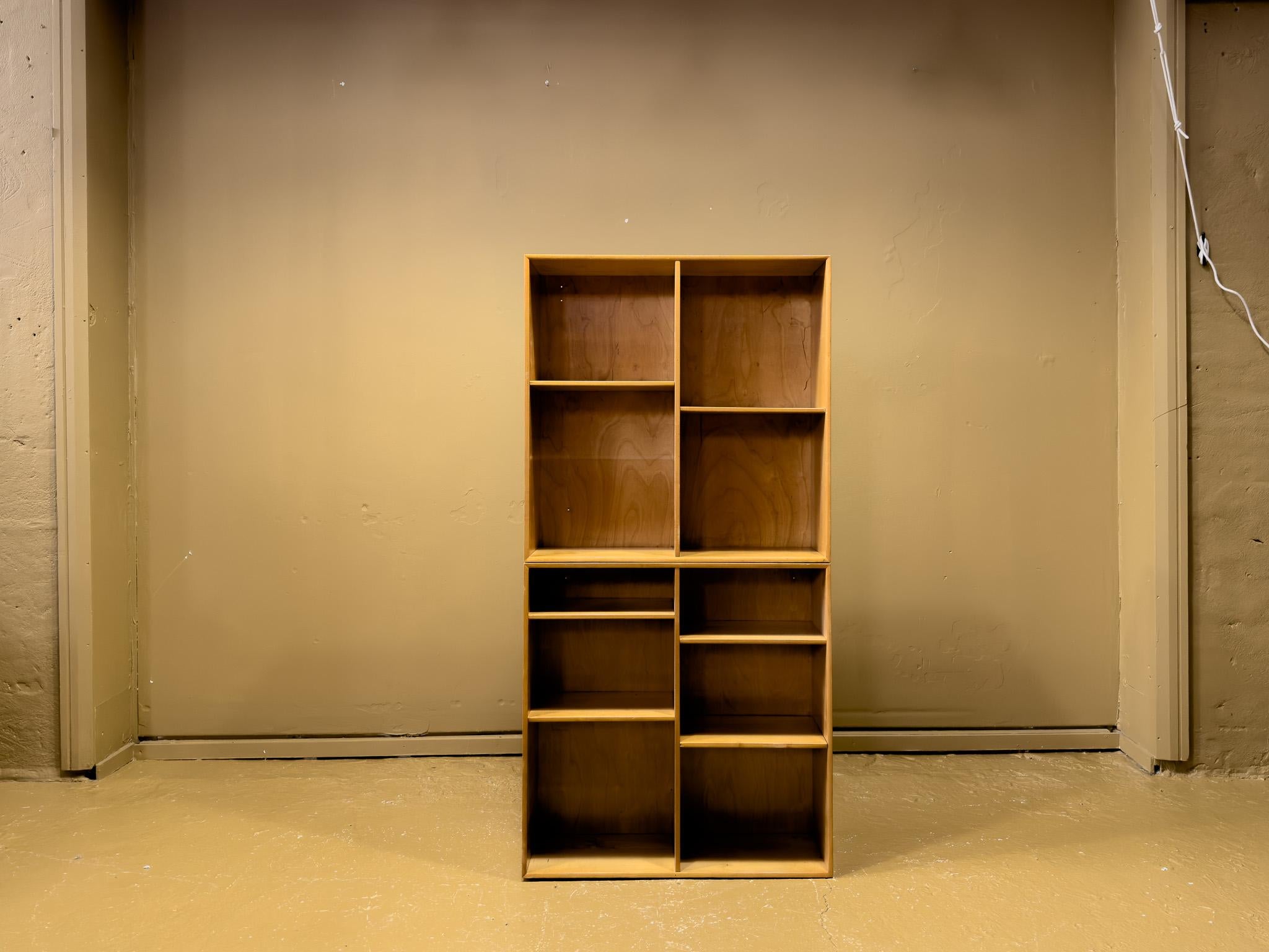 Questi versatili contenitori modulari, realizzati in legno di faggio, sono un bellissimo esempio di design funzionale di metà secolo. Progettati per offrire stile e adattabilità, questi mobili sono perfetti per organizzare ed esporre gli oggetti in
