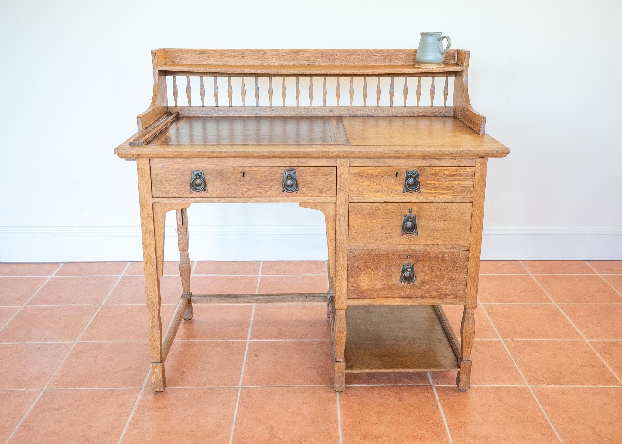 Blonde Arts & Craft Schreibtisch English Antique 1900 Leder Oak Shapland & Petter (Arts and Crafts) im Angebot