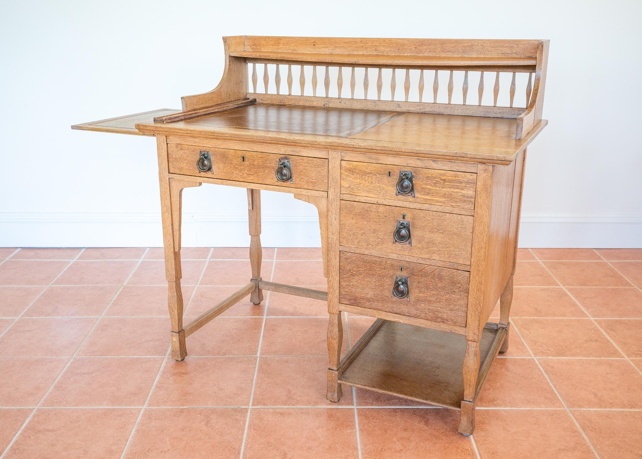Blonde Arts & Craft Schreibtisch English Antique 1900 Leder Oak Shapland & Petter im Zustand „Gut“ im Angebot in London, GB