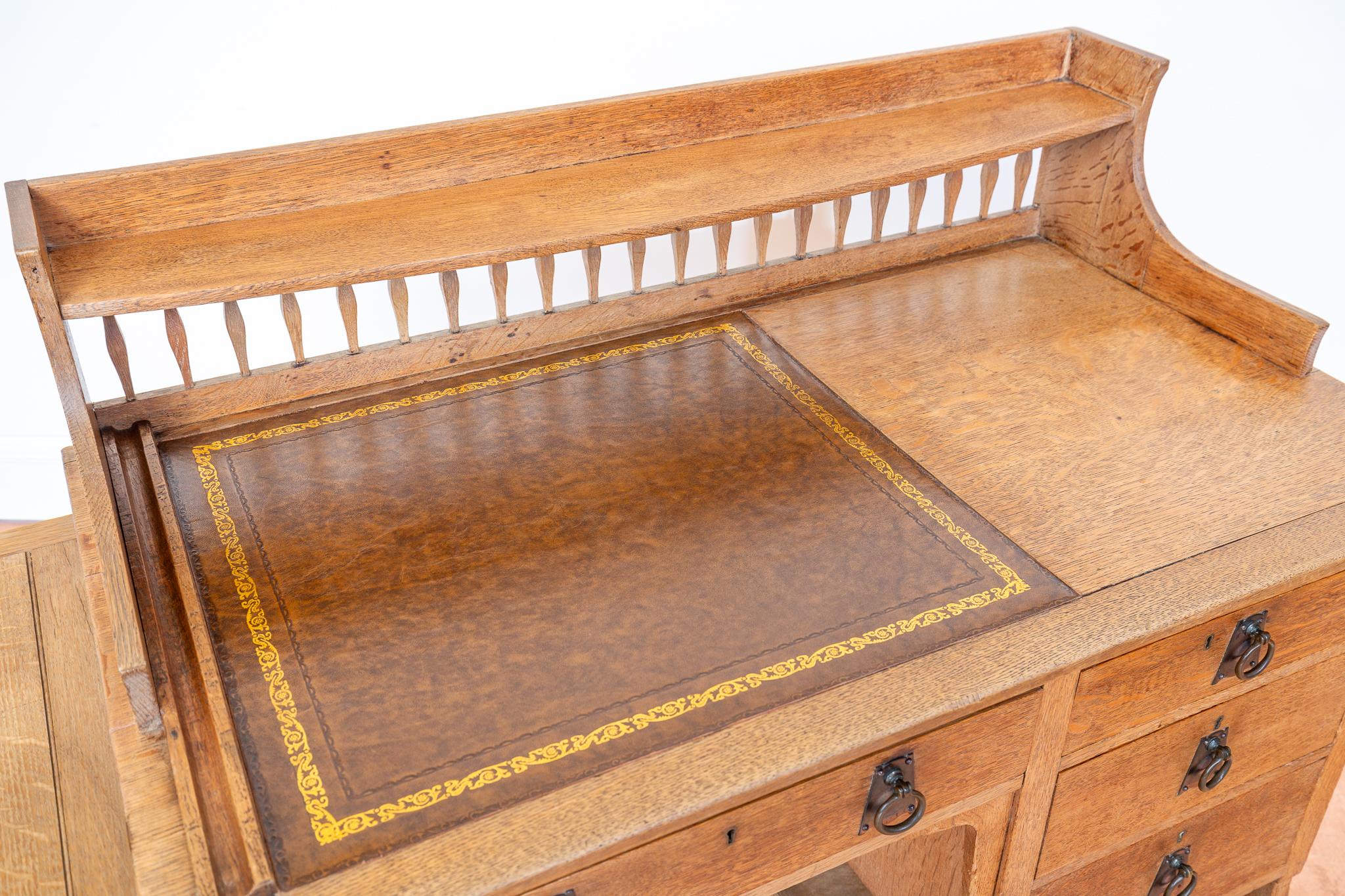 Blonde Arts & Craft Schreibtisch English Antique 1900 Leder Oak Shapland & Petter (20. Jahrhundert) im Angebot