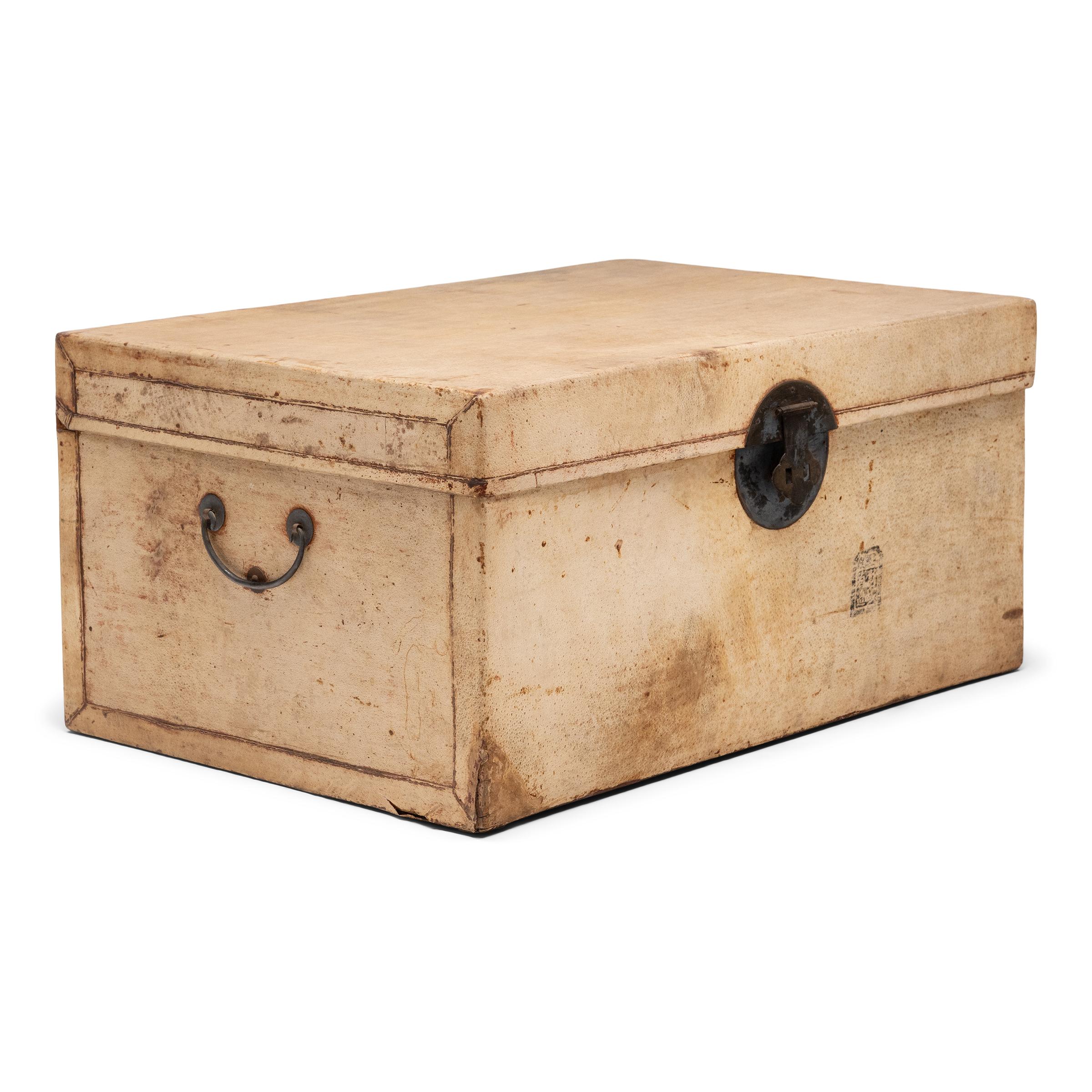 Minimalismo Baule portaoggetti in cuoio cinese biondo, 1800 ca. in vendita