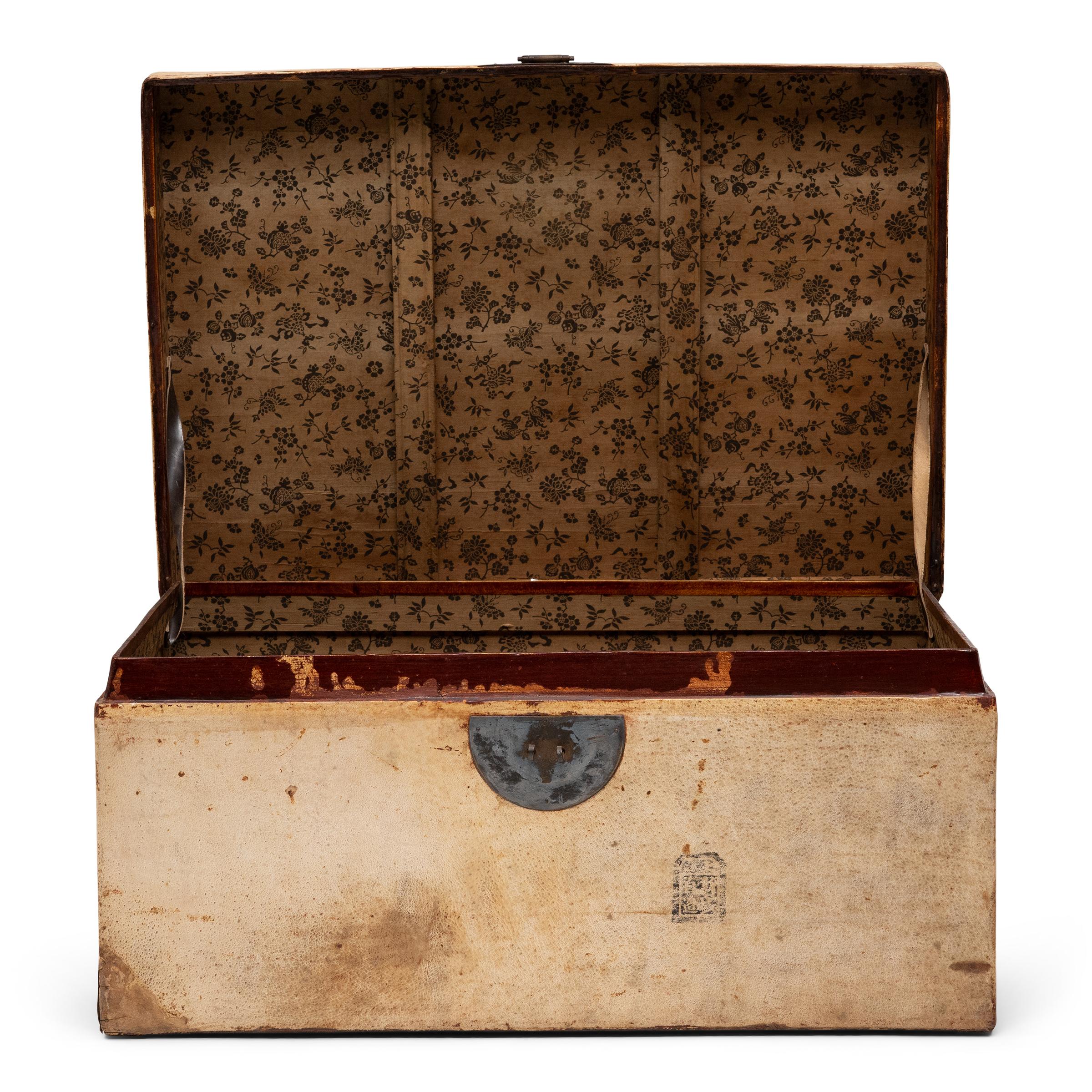 Cinese Baule portaoggetti in cuoio cinese biondo, 1800 ca. in vendita