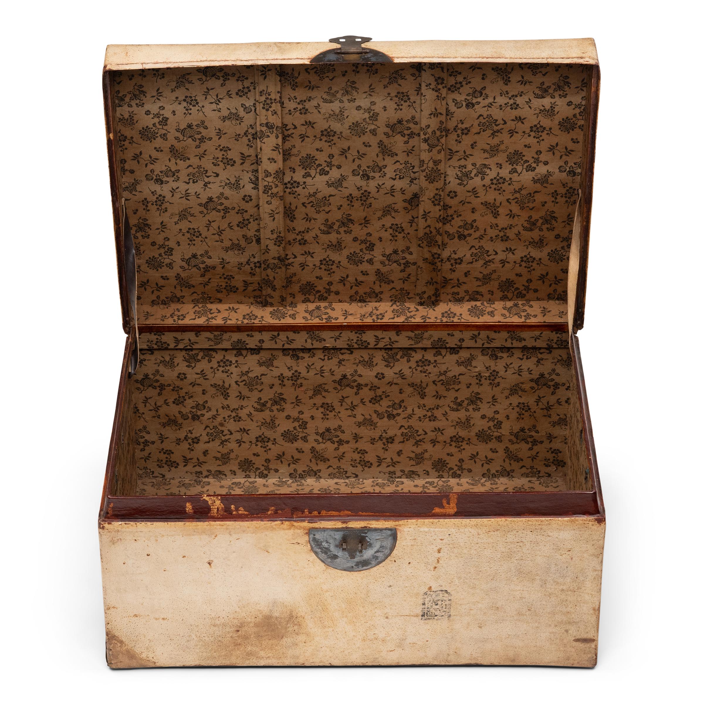 Baule portaoggetti in cuoio cinese biondo, 1800 ca. In condizioni buone in vendita a Chicago, IL