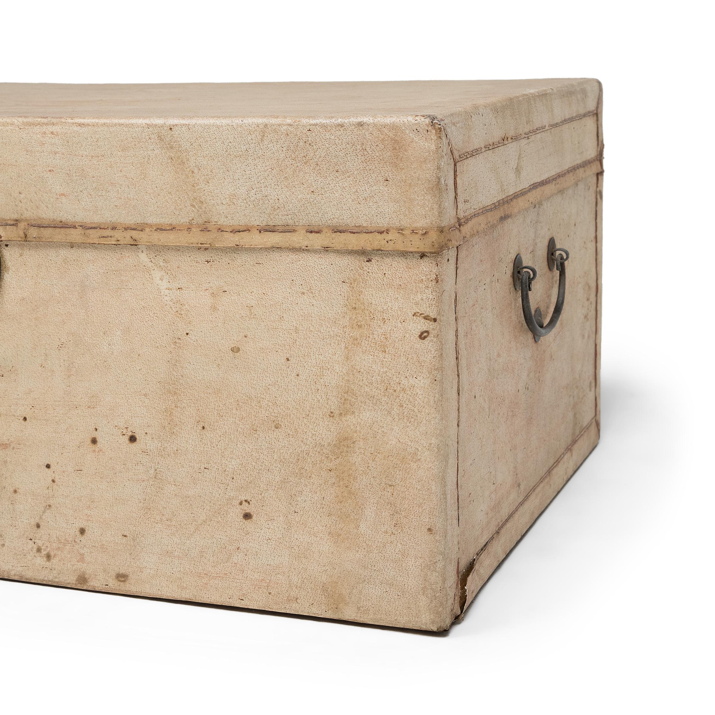 Baule portaoggetti in cuoio cinese biondo, 1800 ca. in vendita 2