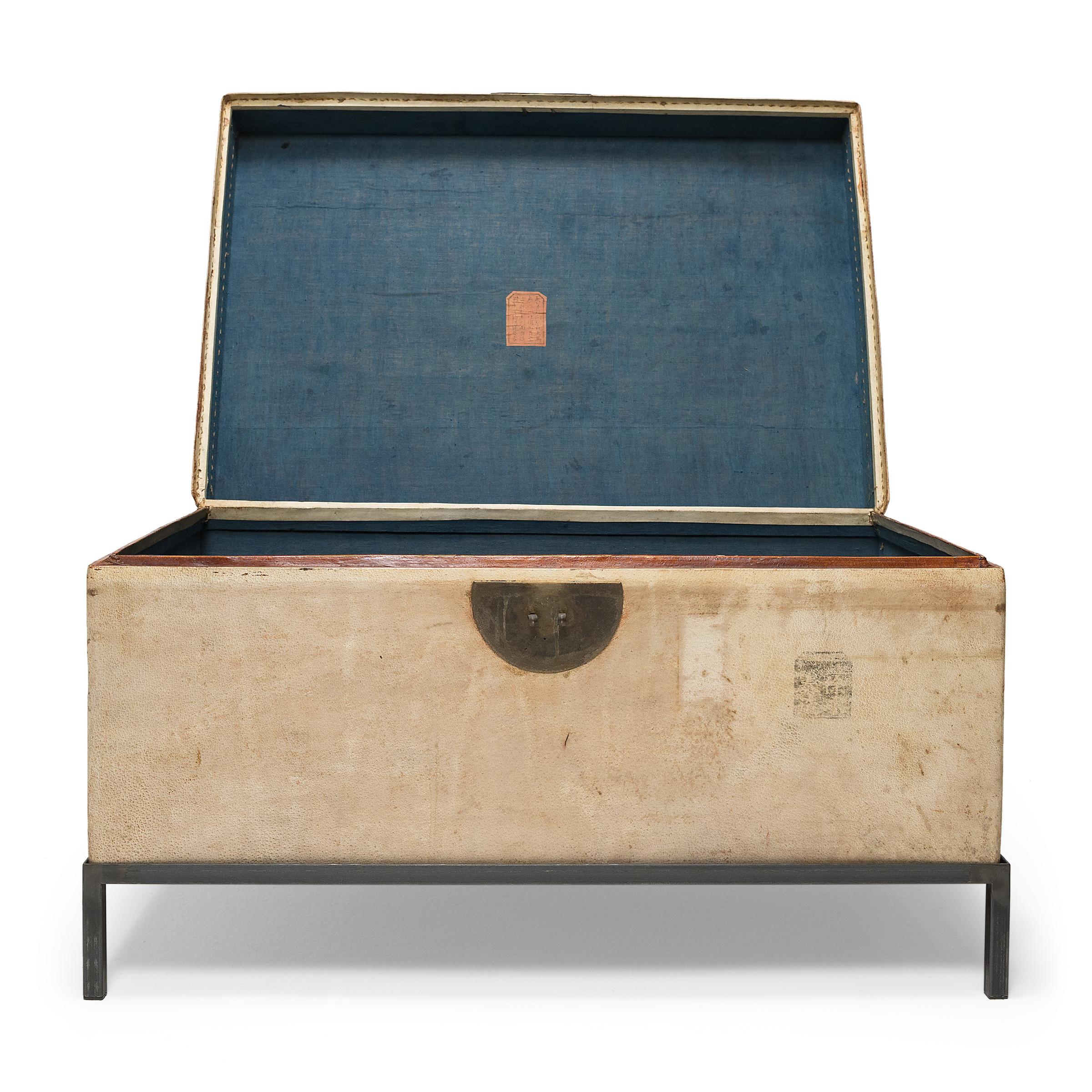 Blonder chinesischer Koffertisch mit Tierhaut, um 1800 (Chinesisch) im Angebot