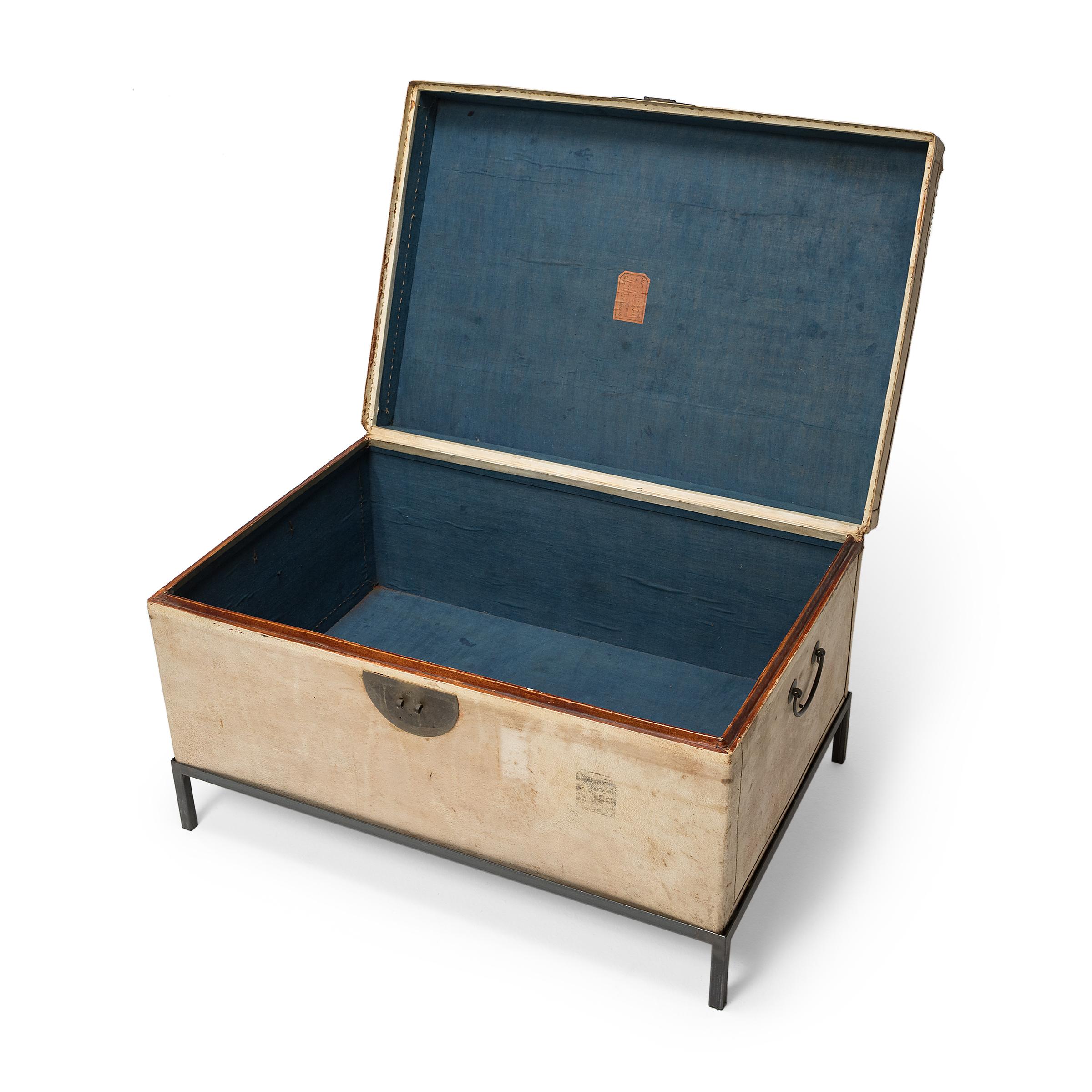 Blonder chinesischer Koffertisch mit Tierhaut, um 1800 im Zustand „Gut“ im Angebot in Chicago, IL