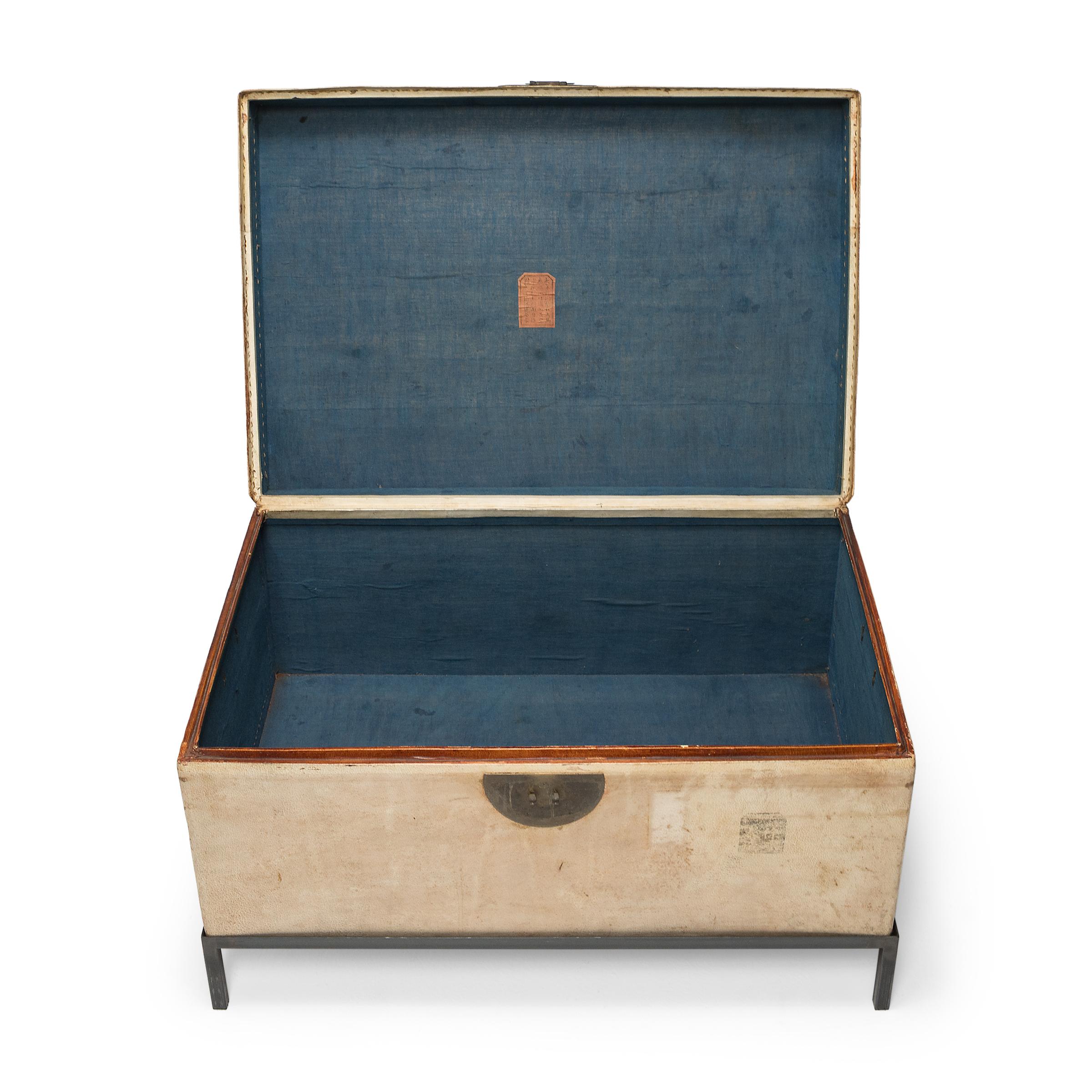 Blonder chinesischer Koffertisch mit Tierhaut, um 1800 (19. Jahrhundert) im Angebot
