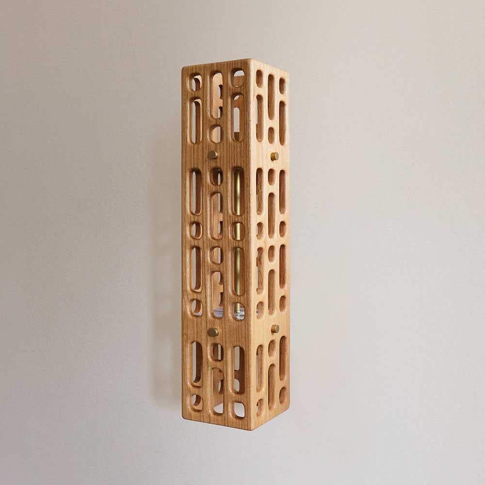 Blonde Gitterwerk Wood Sconce, groß, Celosía Collection'S (Geschnitzt) im Angebot