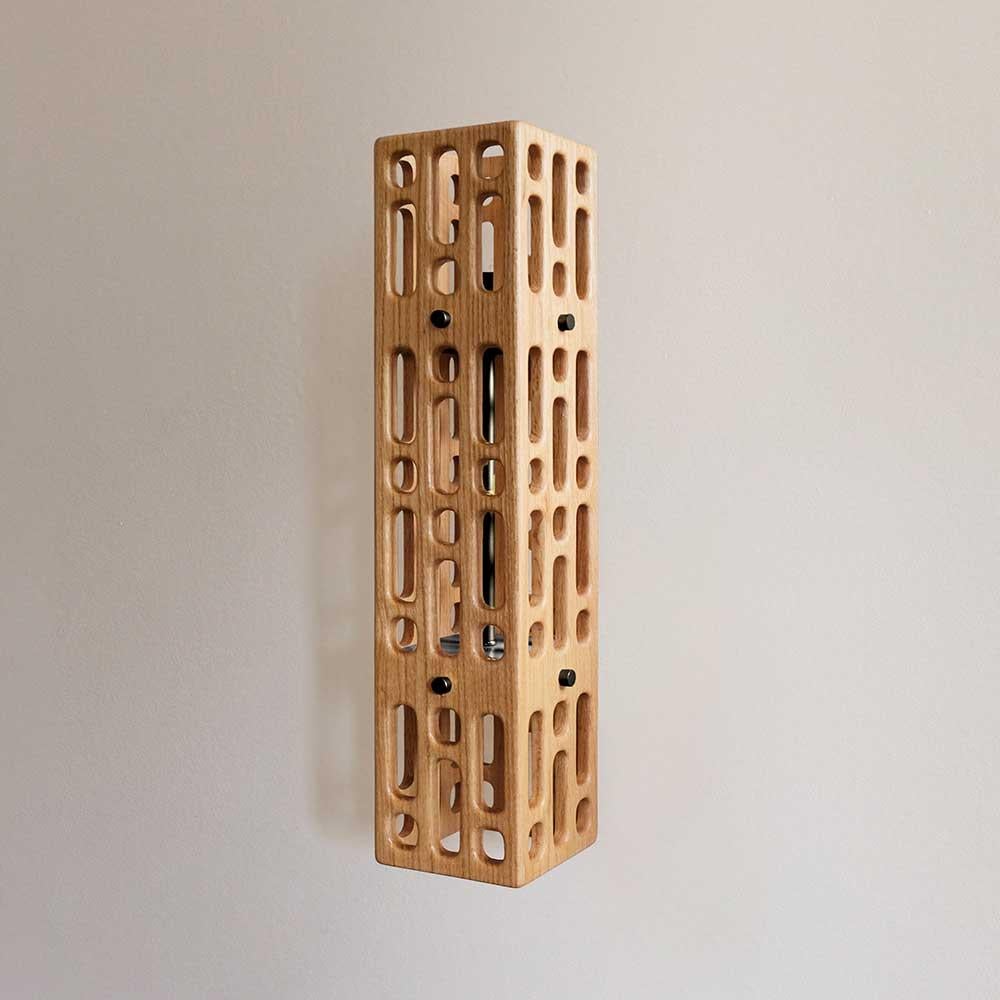 Blonde Gitterwerk Wood Sconce, groß, Celosía Collection'S im Zustand „Neu“ im Angebot in New York, NY