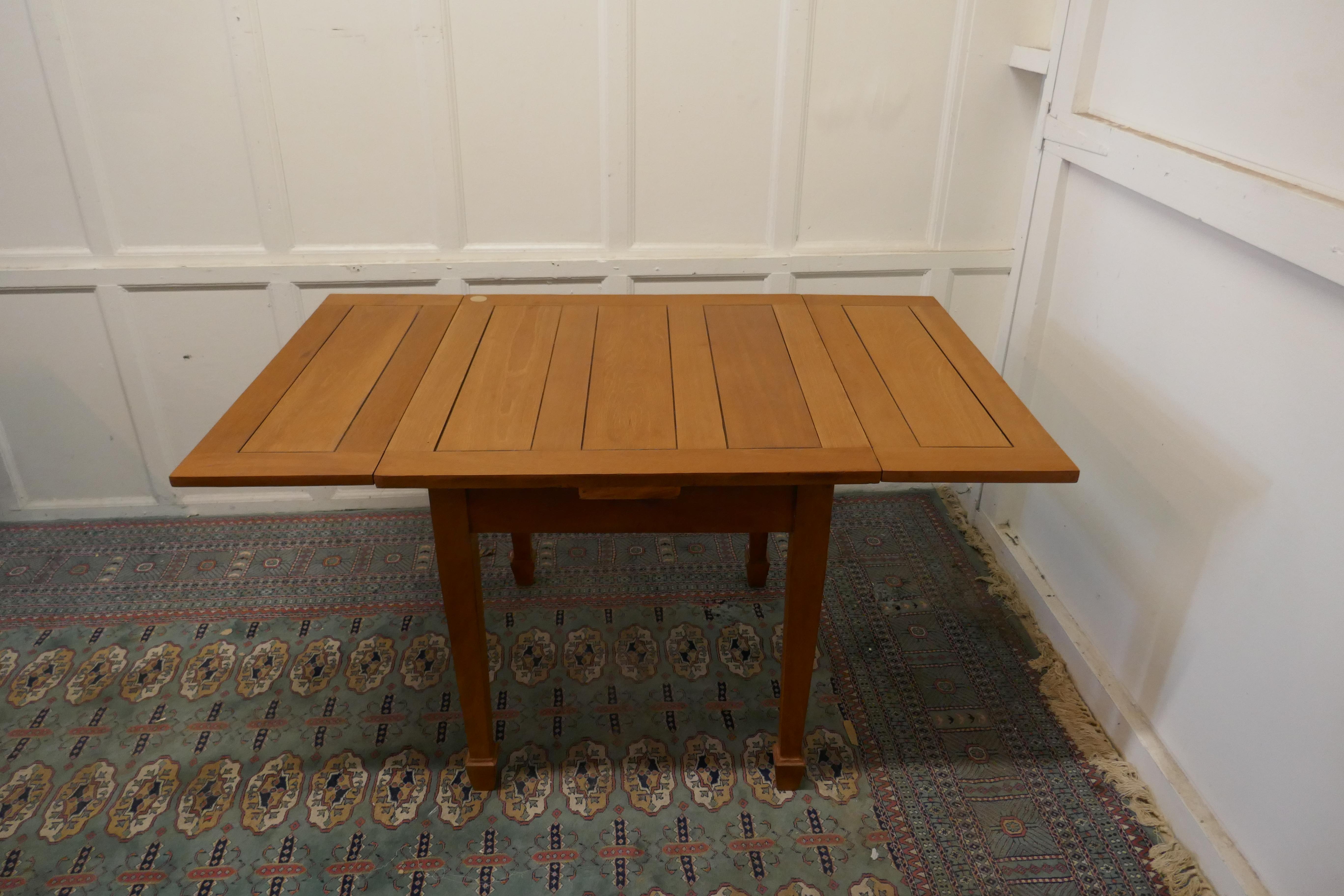 Table de cottage à rallonge en acajou blond Bon état - En vente à Godshill, Isle of Wight