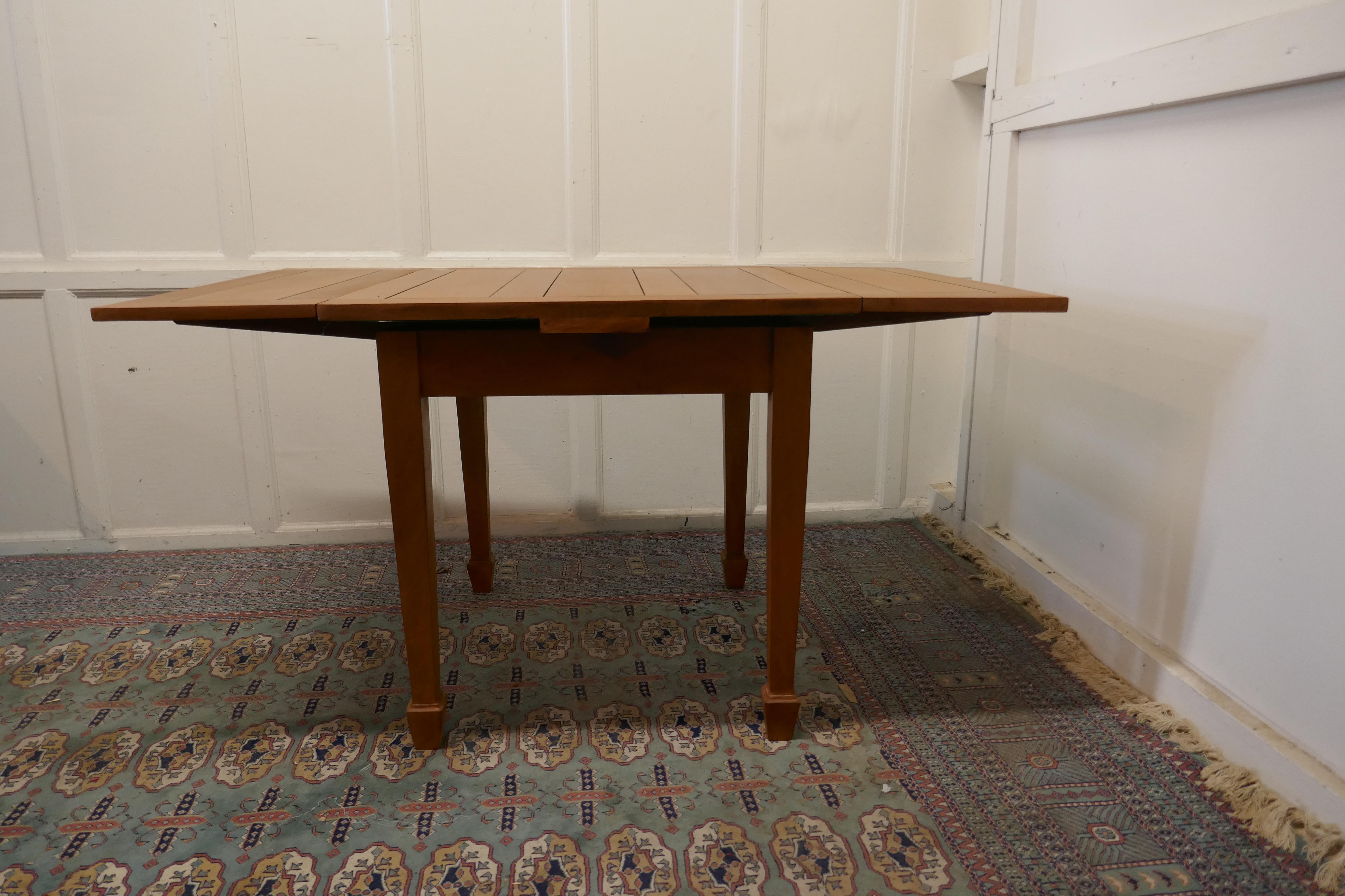 20ième siècle Table de cottage à rallonge en acajou blond en vente