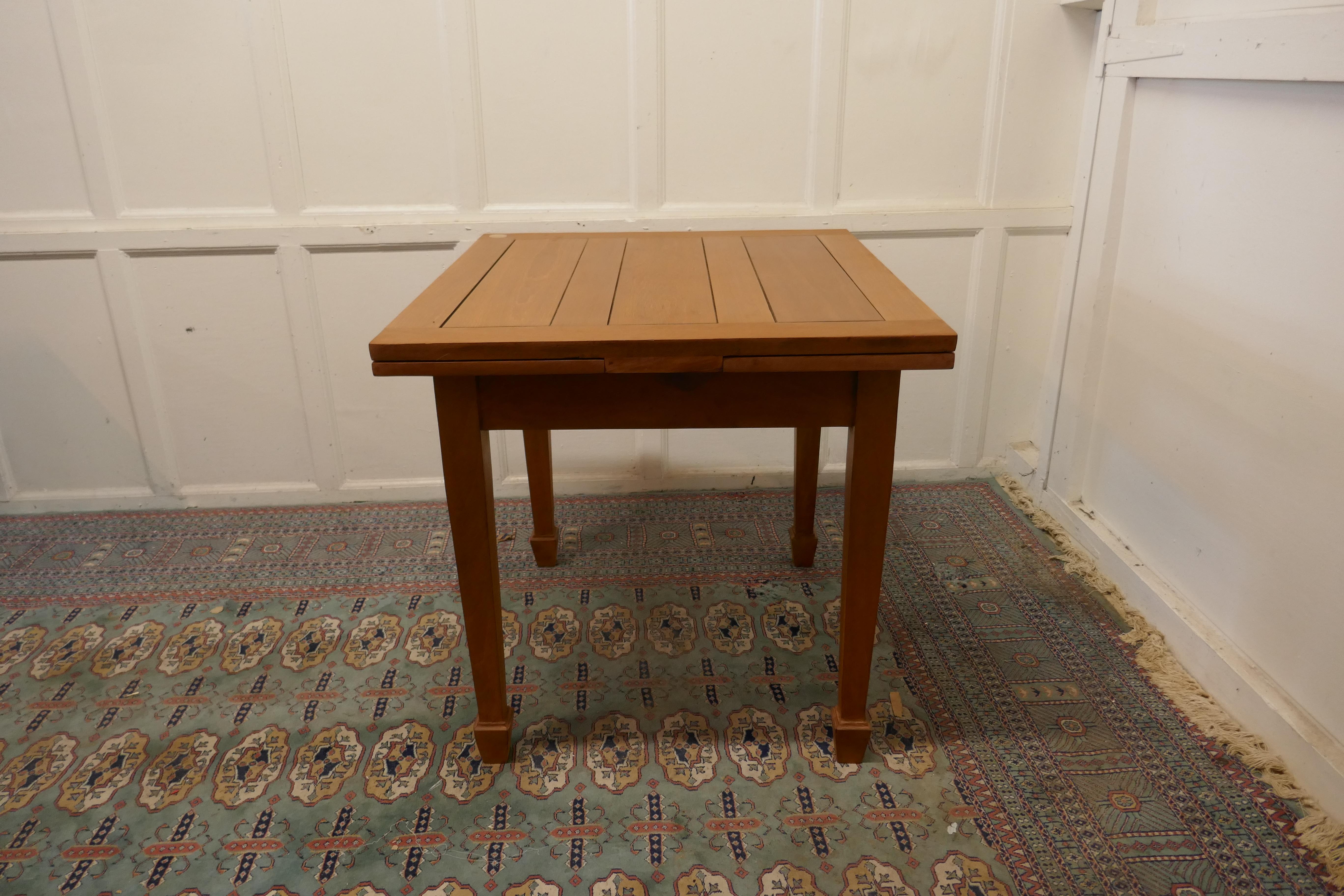 Blonde Mahogany Cottage Draw Leaf Table In Good Condition For Sale In Chillerton, Isle of Wight