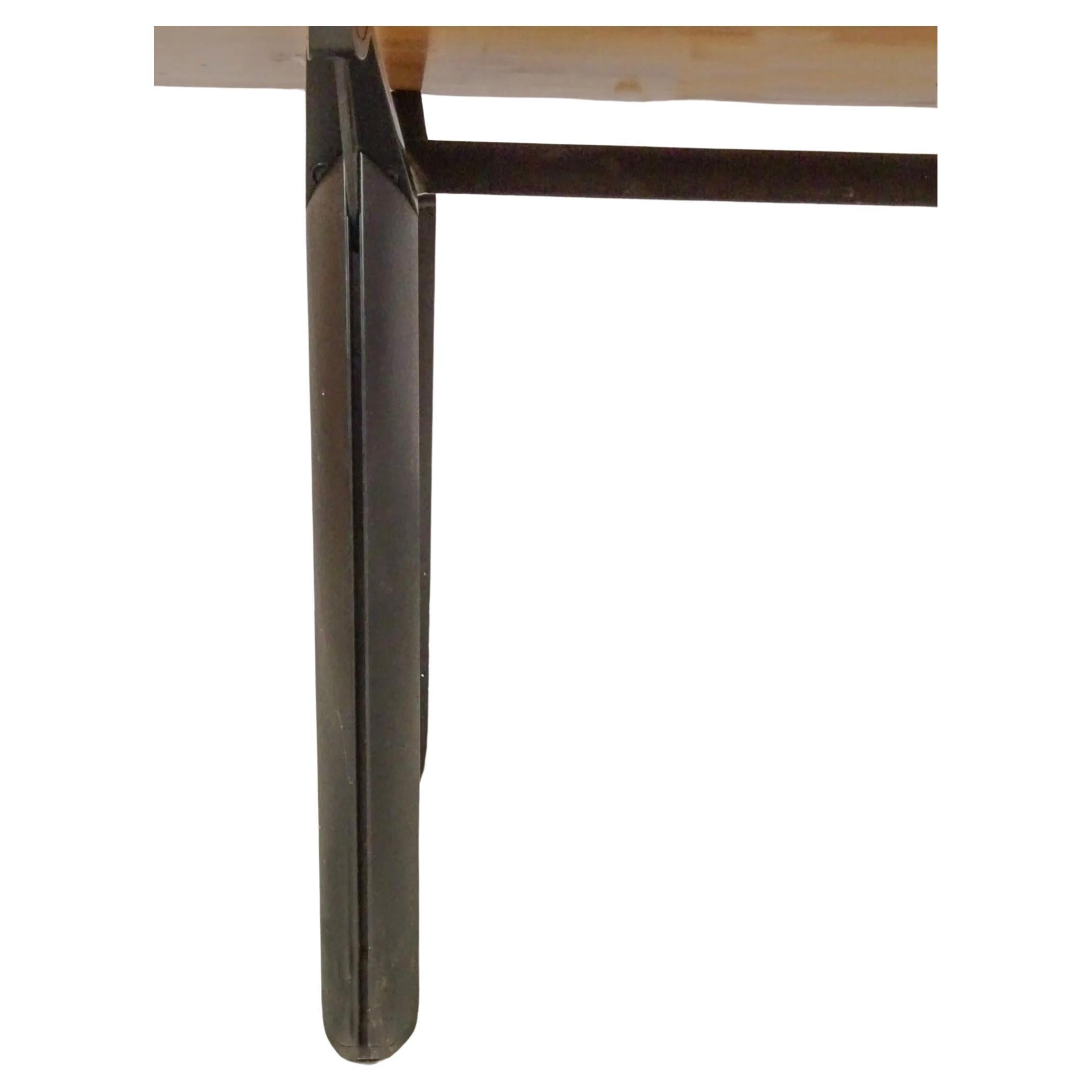 Postmoderne Table de salle à manger en érable blond The Modernity designs avec base en métal noir en vente