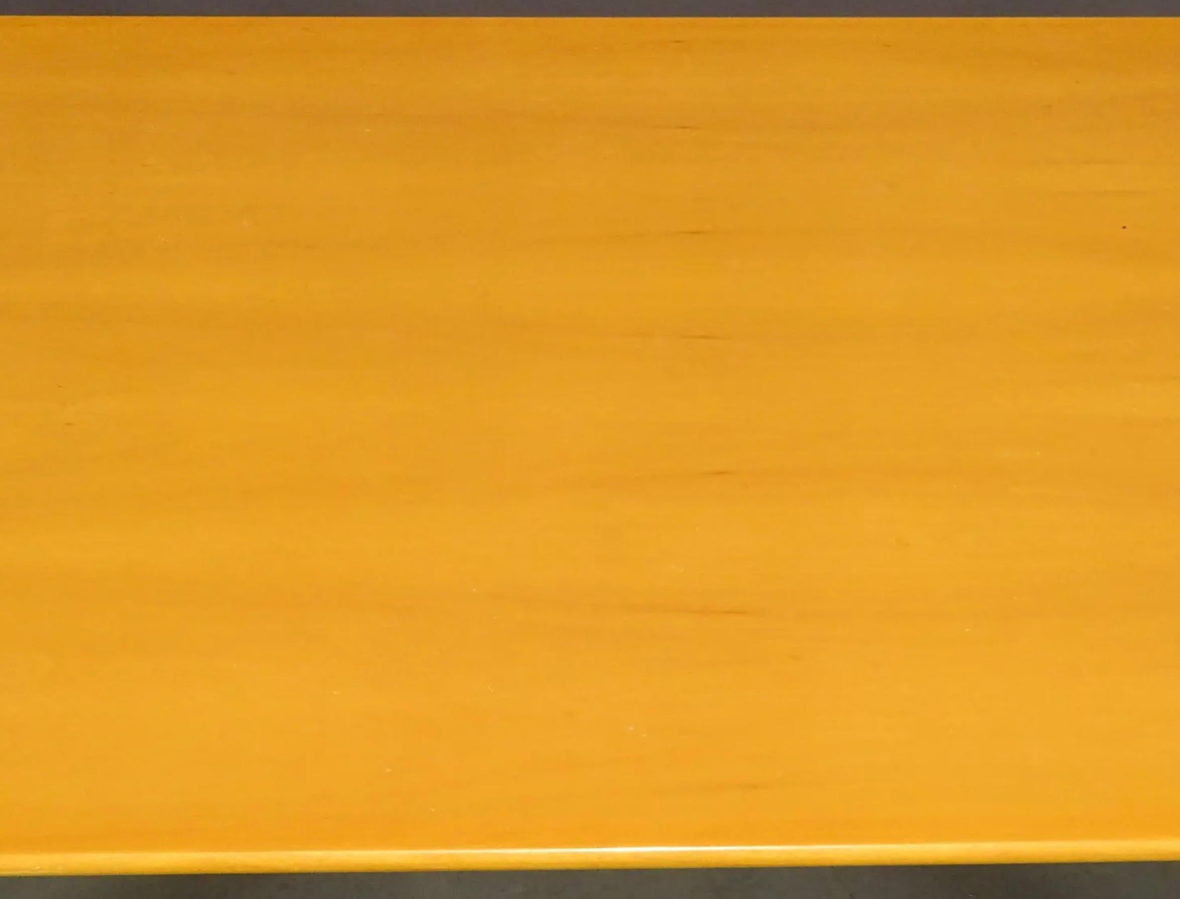 Américain Table de salle à manger en érable blond The Modernity designs avec base en métal noir en vente