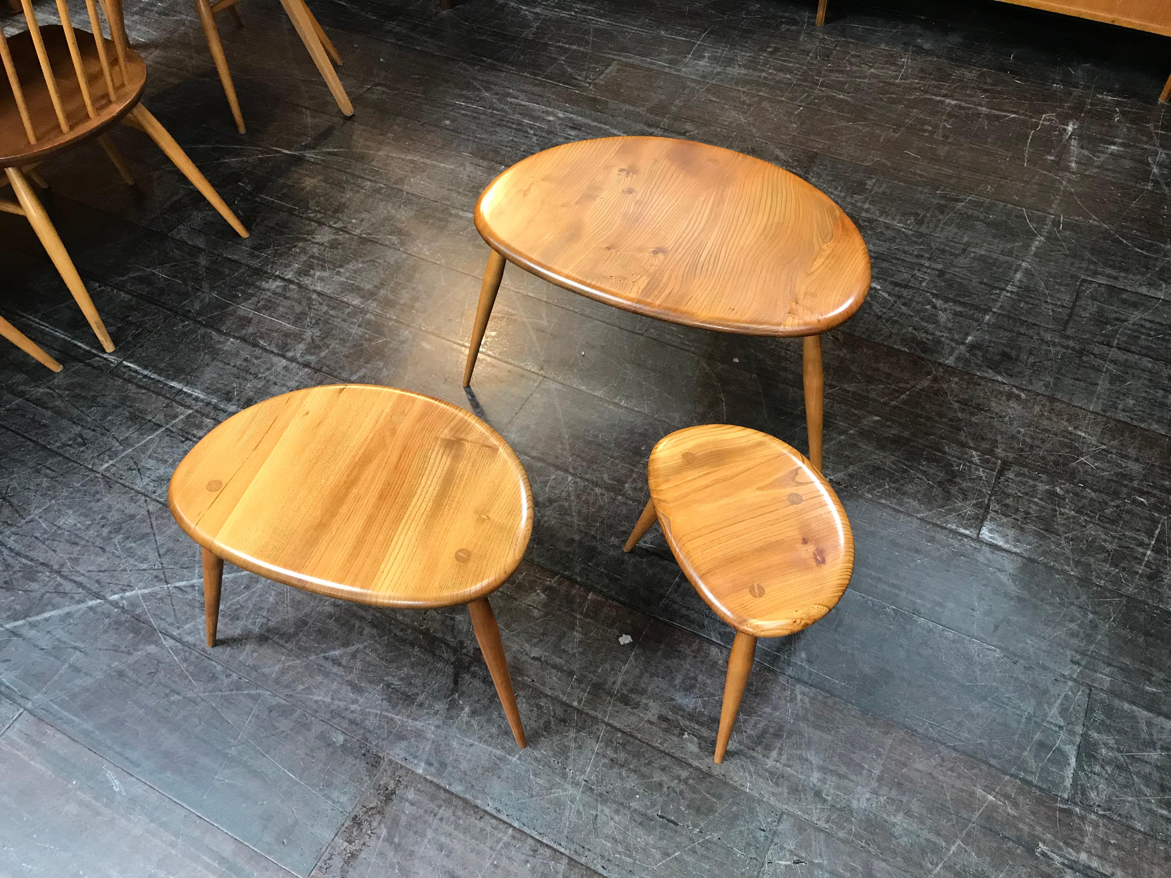 Blonde Nest of Tables, Pebbles by Lucian Ercolani for Ercol, Elm and Beech For Sale 3