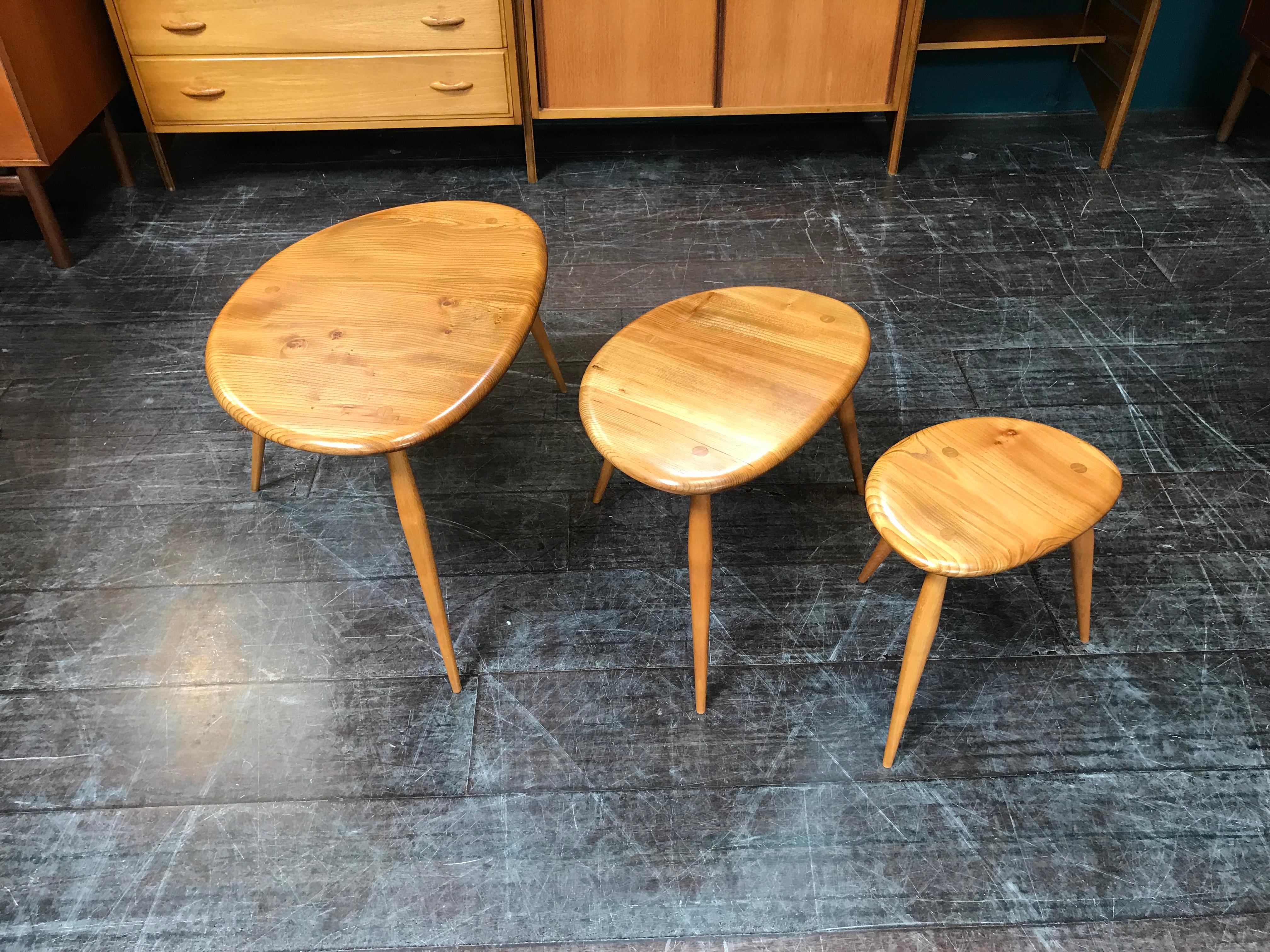 English Blonde Nest of Tables, Pebbles by Lucian Ercolani for Ercol, Elm and Beech For Sale
