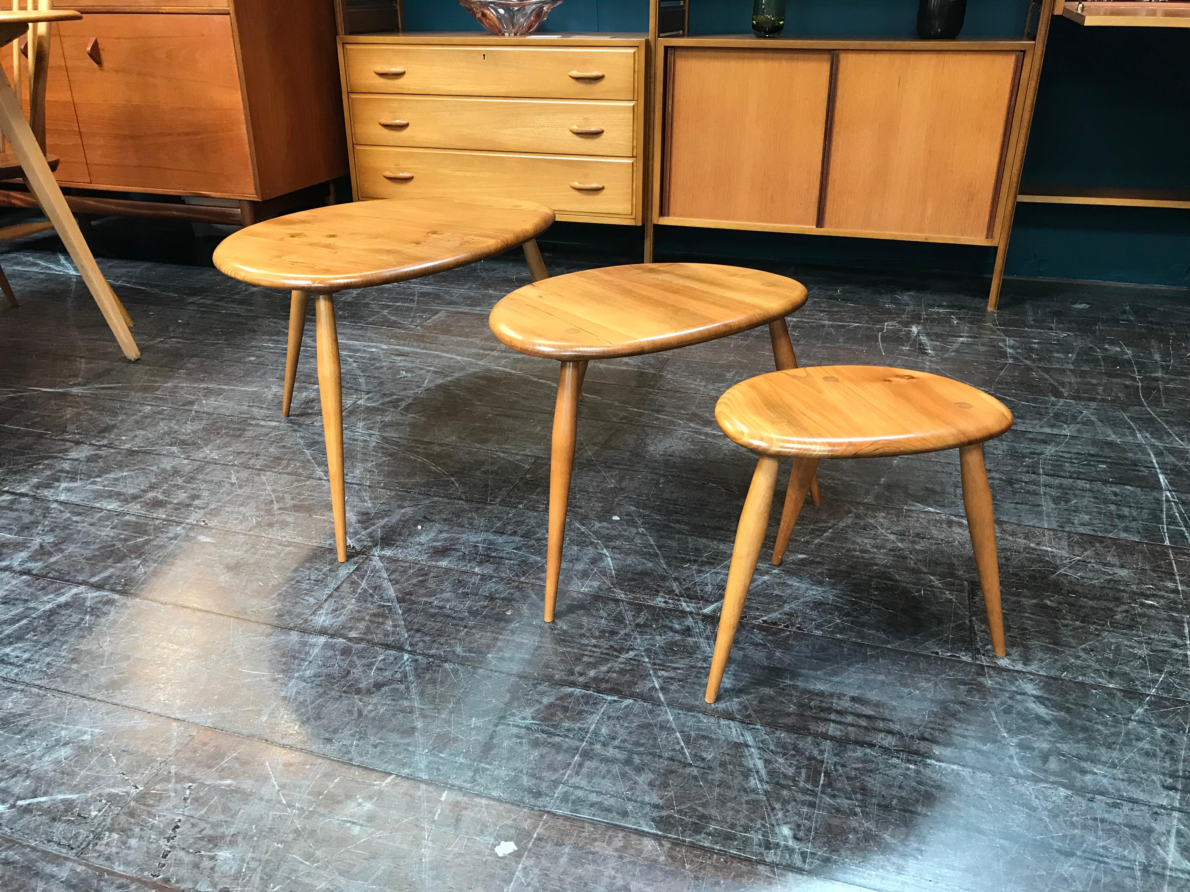 Blonde Nest of Tables, Pebbles by Lucian Ercolani for Ercol, Elm and Beech In Good Condition For Sale In Glasgow, GB