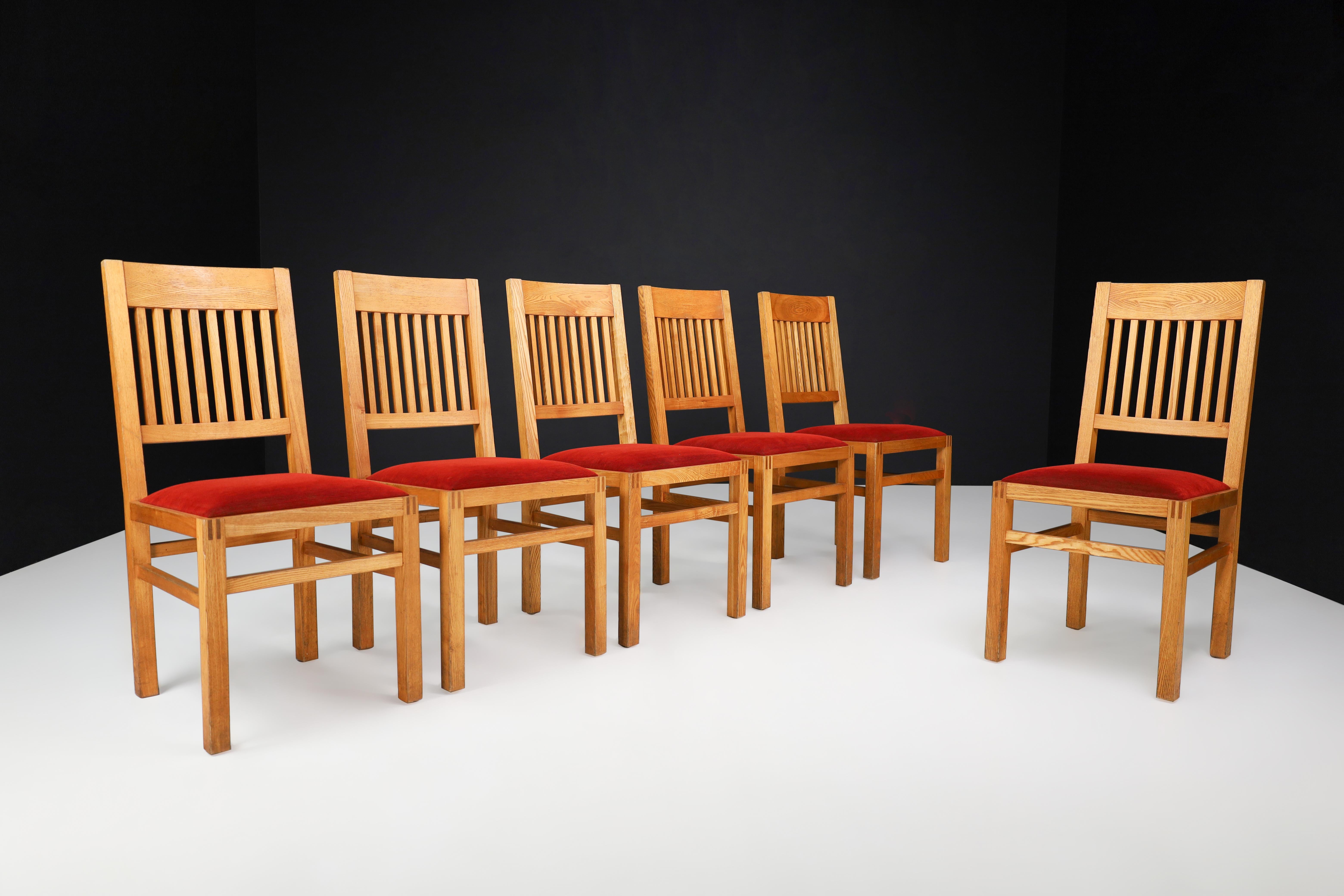 Blonde Oak and Crimson-red velvet dining room chairs, The Netherlands 1970s

This dining chair set is an absolutely stunning addition to any home, originating from the Netherlands in the 1970s. The chairs are made from exquisite blonde oak and are