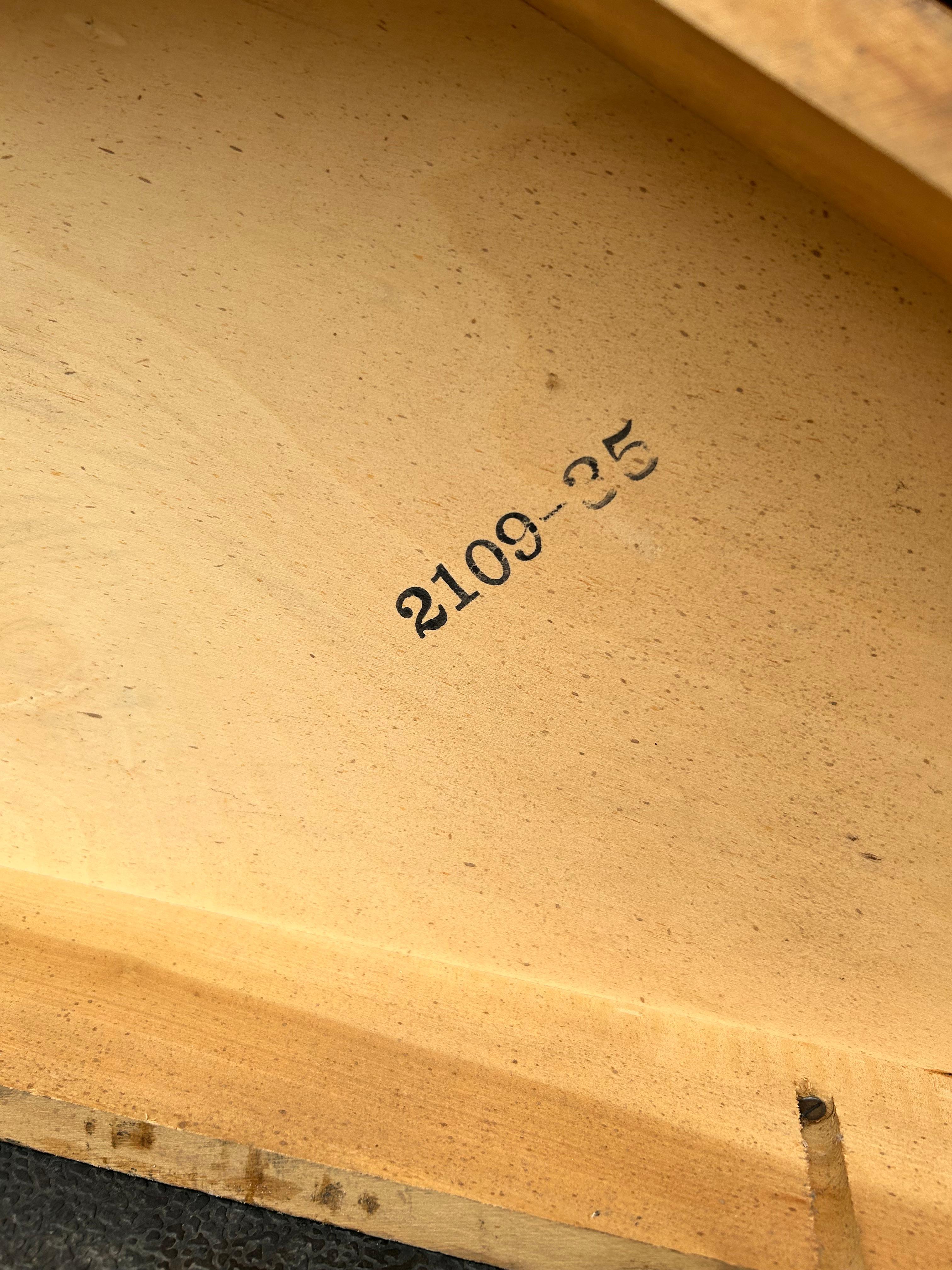 Diese Kredenz ist mit atemberaubenden Details ausgestattet und eignet sich perfekt für ein Foyer oder Ihren Haupteingang, um Gäste zu empfangen und ihnen einen Platz zum Abstellen ihrer Sachen zu bieten.

Dieses blonde Kredenz- oder Foyerschränkchen