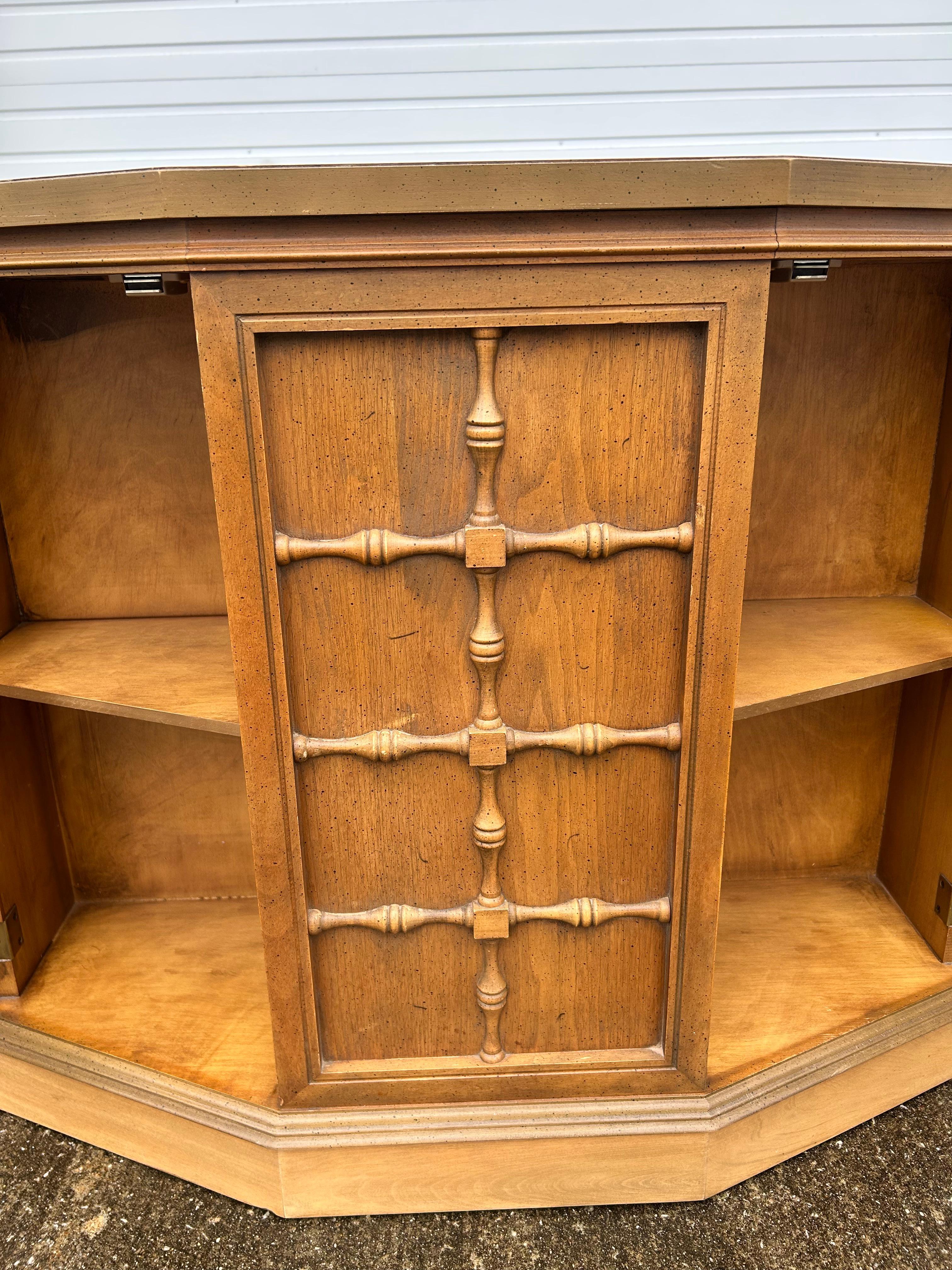 Blonde Wood Credenza/Eingangs- oder Foyer-Schrank (amerikanisch) im Angebot