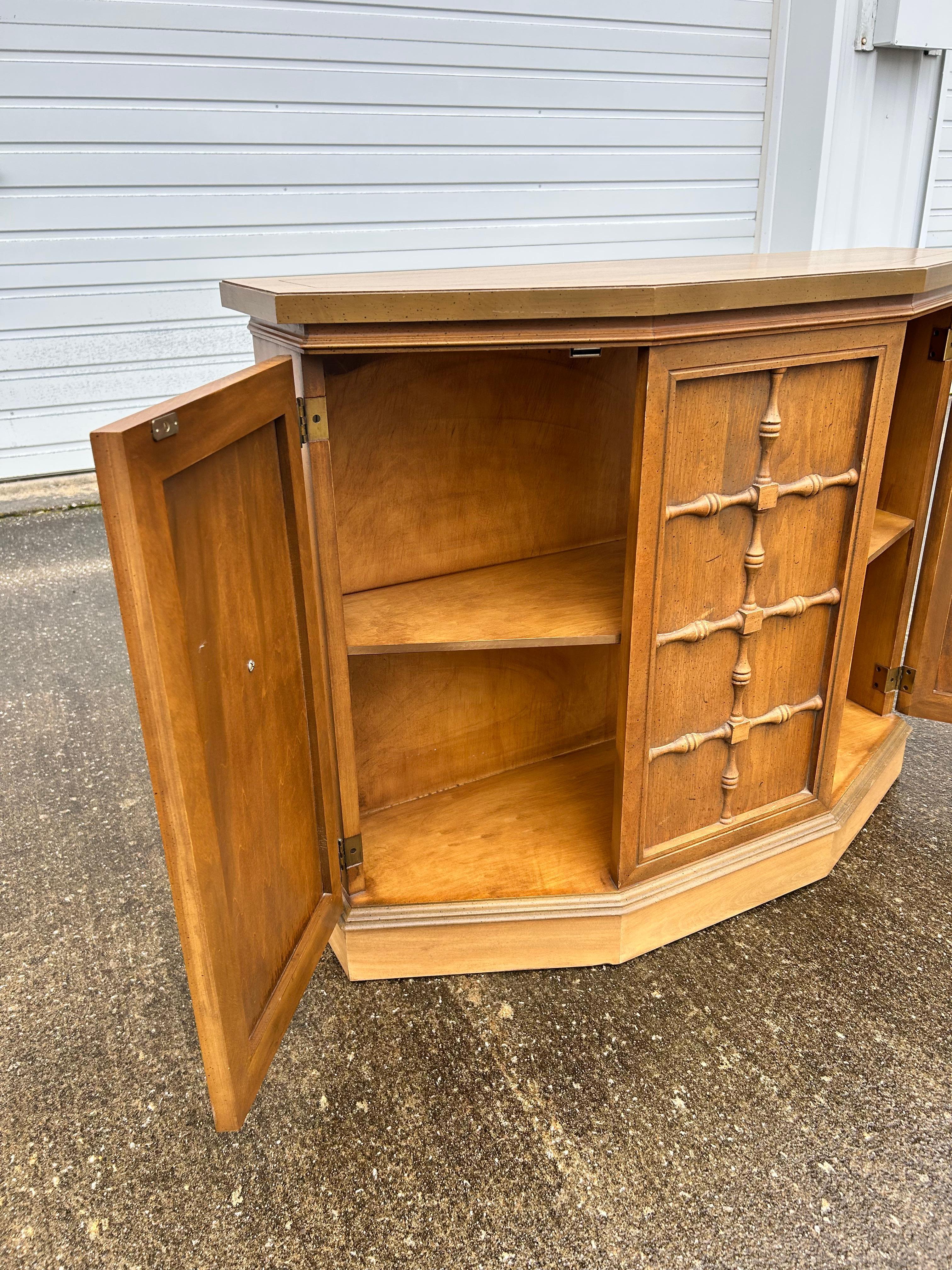 Blonde Wood Credenza/Eingangs- oder Foyer-Schrank (Furnier) im Angebot