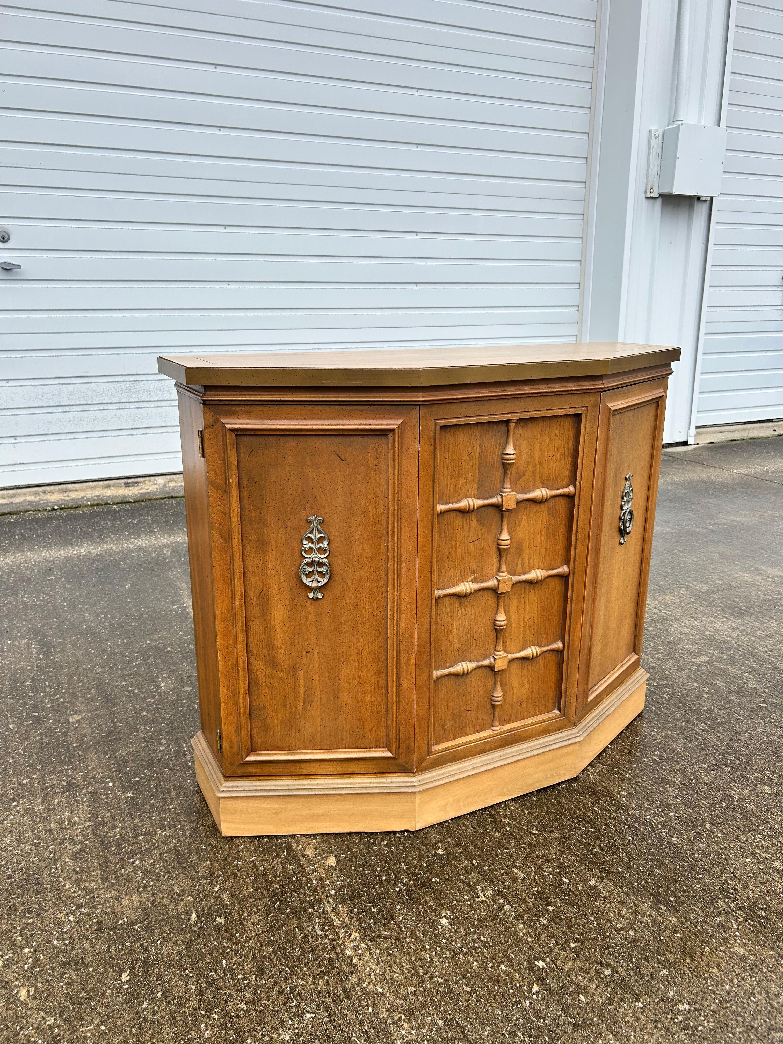 Blonde Wood Credenza/Eingangs- oder Foyer-Schrank im Zustand „Gut“ im Angebot in Medina, OH