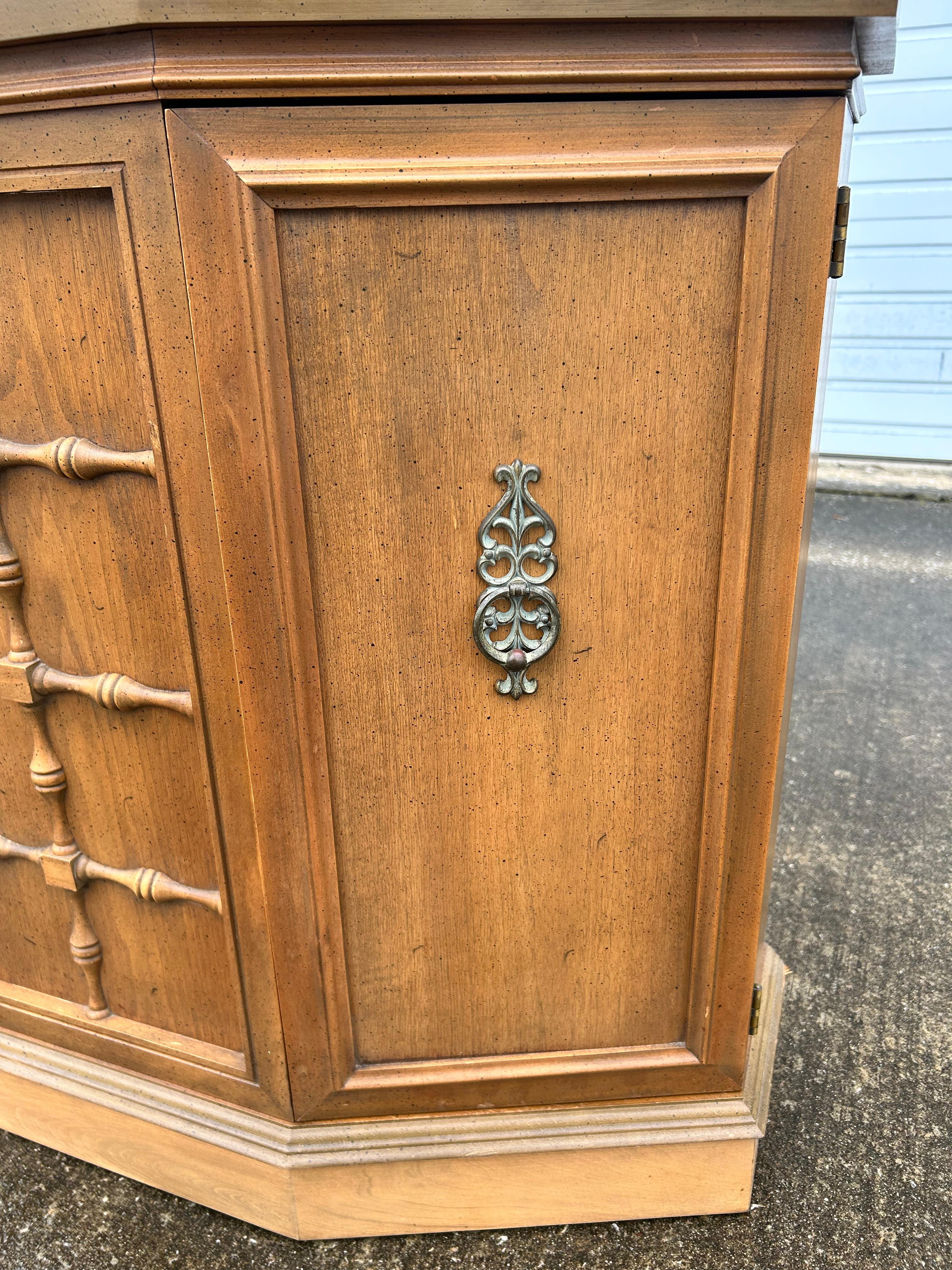 Blonde Wood Credenza/Eingangs- oder Foyer-Schrank (Mitte des 20. Jahrhunderts) im Angebot